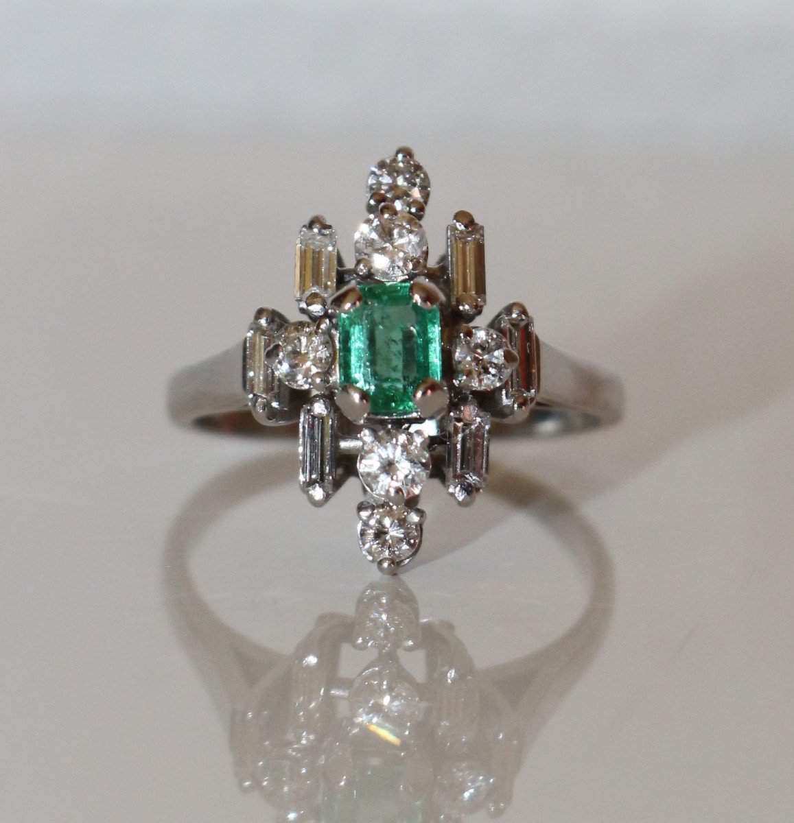Bague Fleur Moderniste émeraude