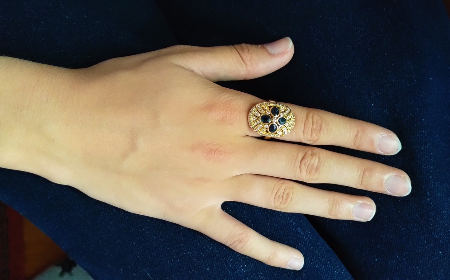 Bague ovale or jaune saphirs et diamants