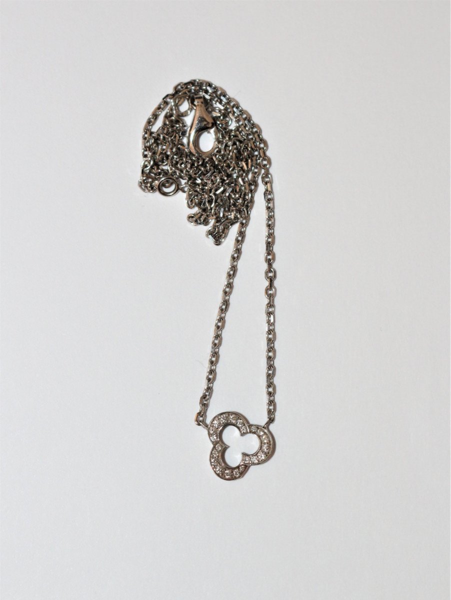 Collier Chanel Camélia Mini