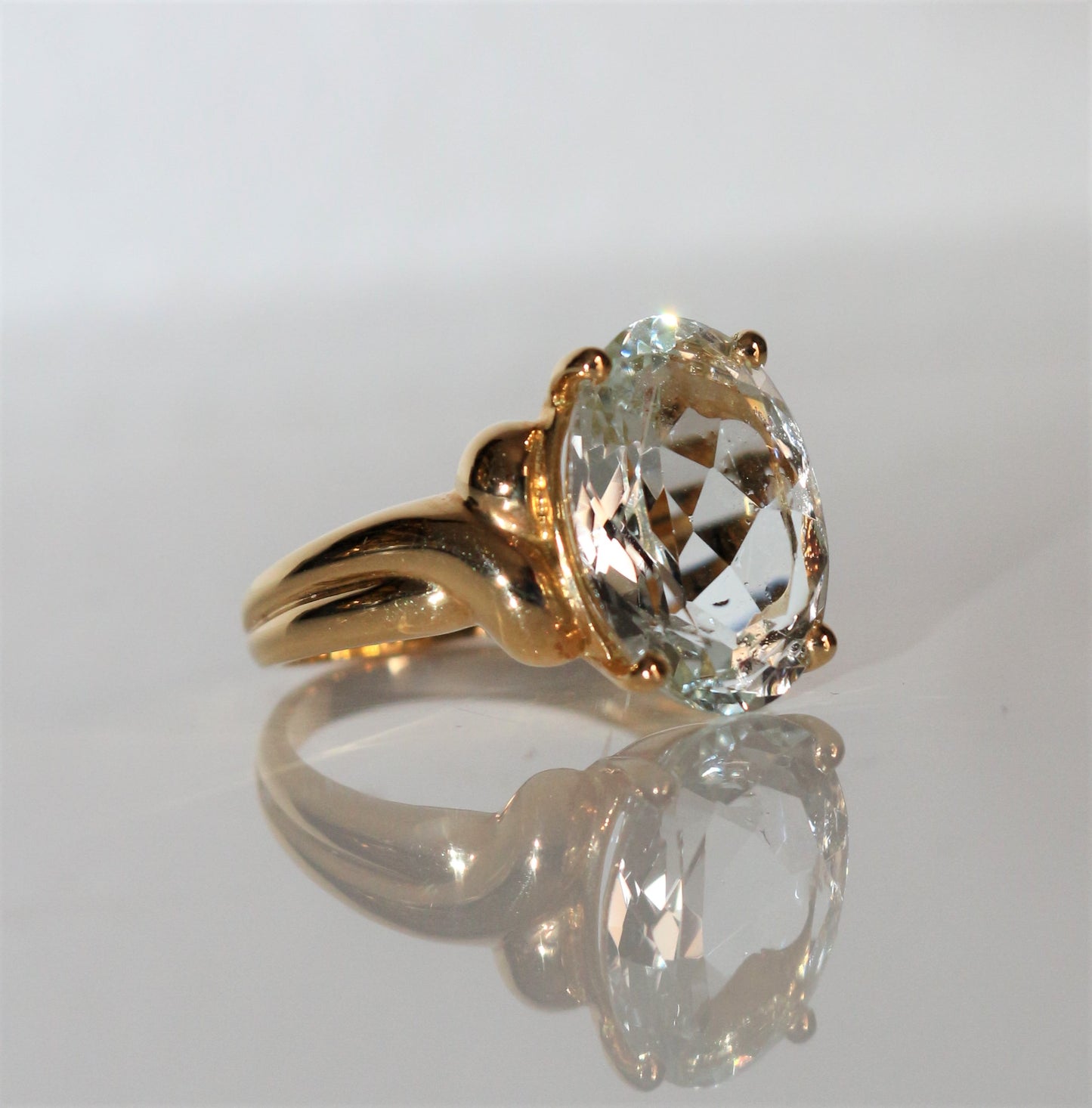 Bague Or Jaune Sertie d'Une Aigue-marine Facettée