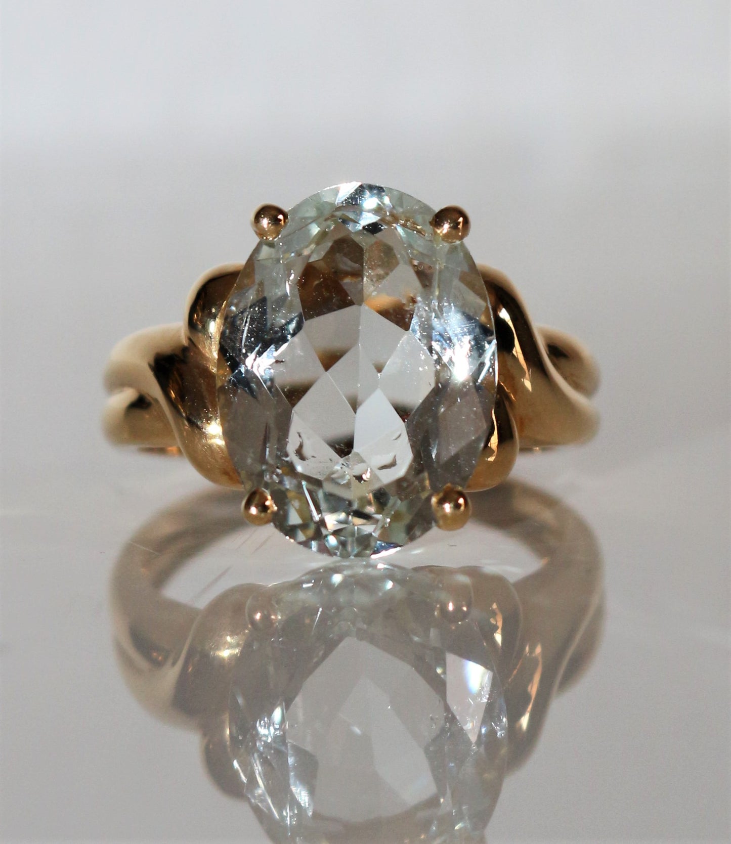 Bague Or Jaune Sertie d'Une Aigue-marine Facettée
