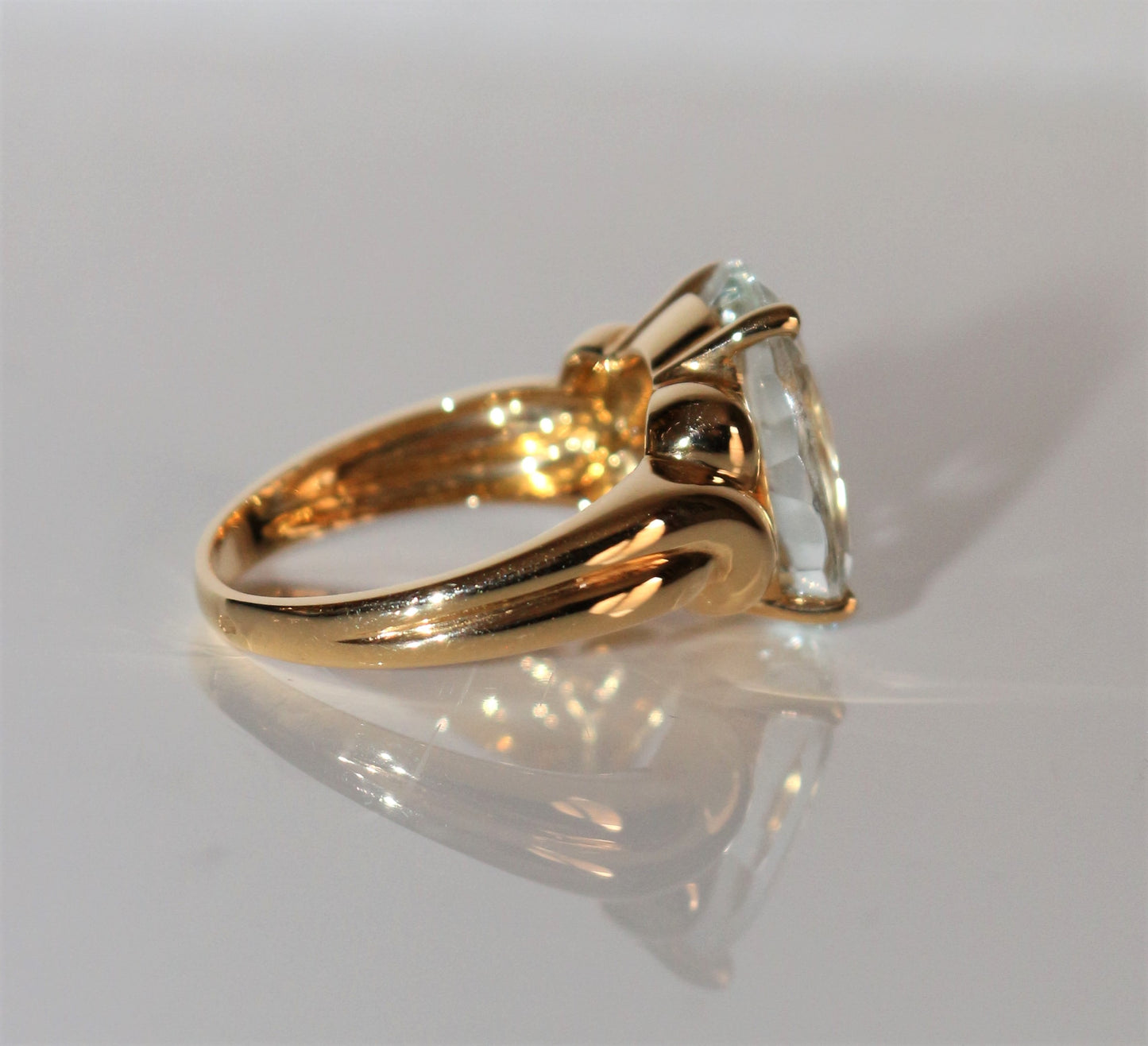 Bague Or Jaune Sertie d'Une Aigue-marine Facettée
