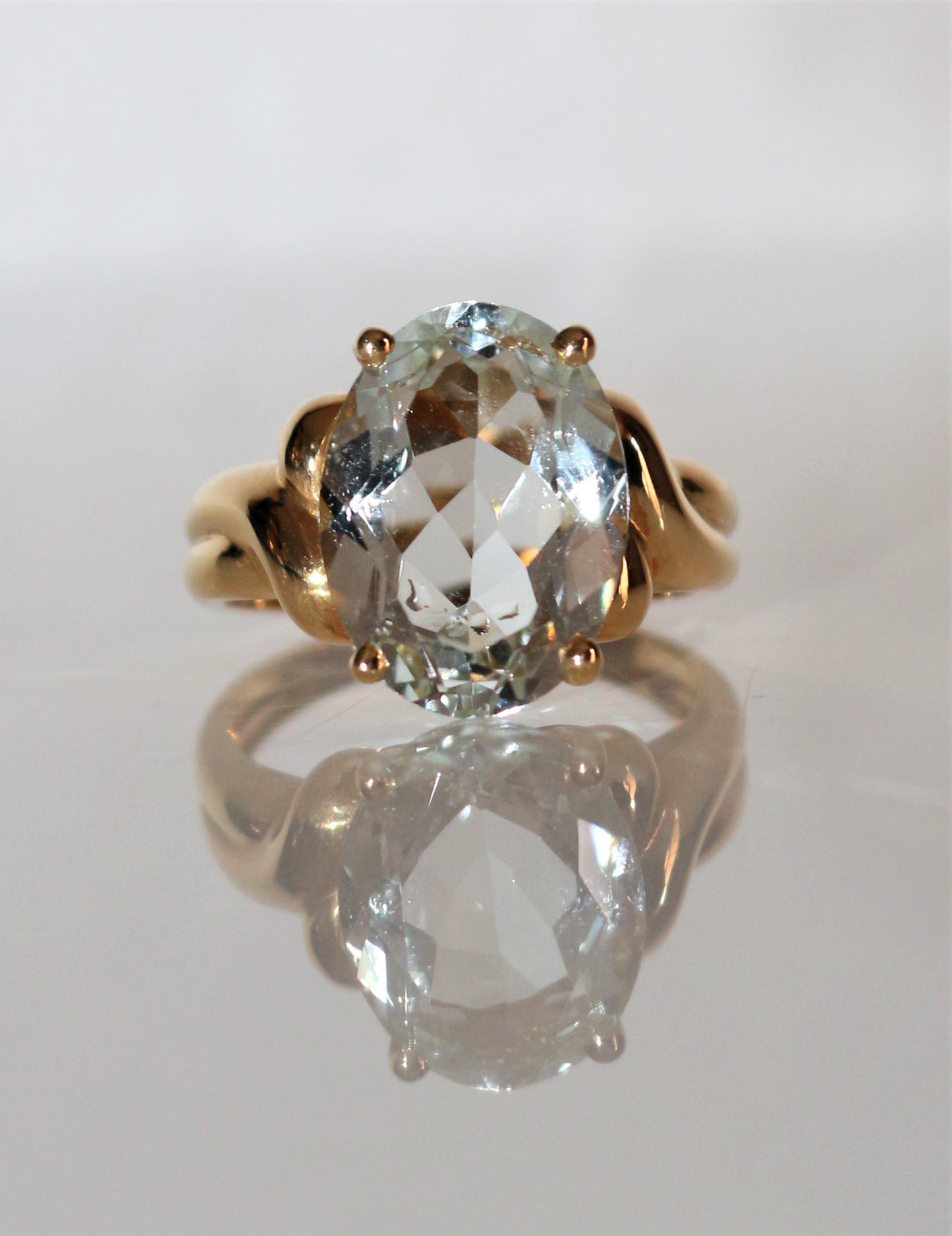 Bague Or Jaune Sertie d'Une Aigue-marine Facettée