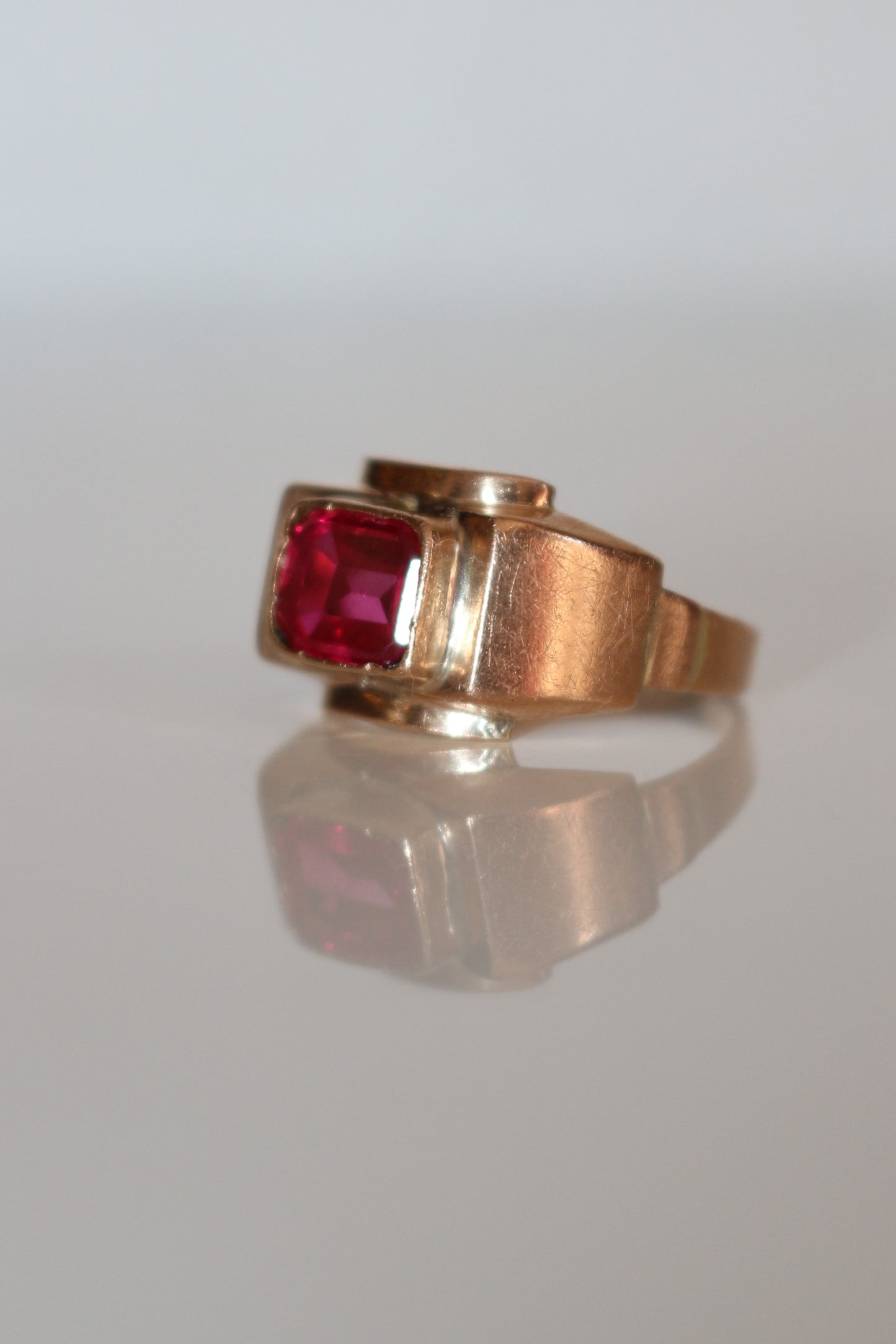 Bague Tank Rubis Verneuil chevalière unisexe