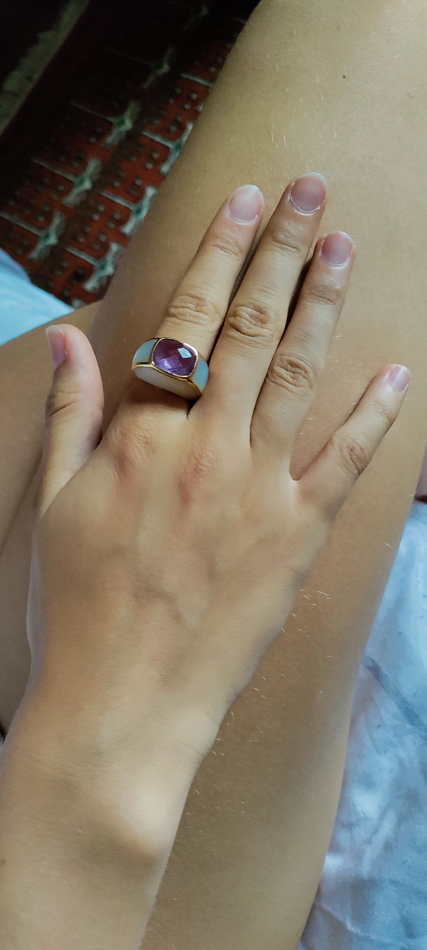 Bague jonc or jaune améthyste entourée de nacre