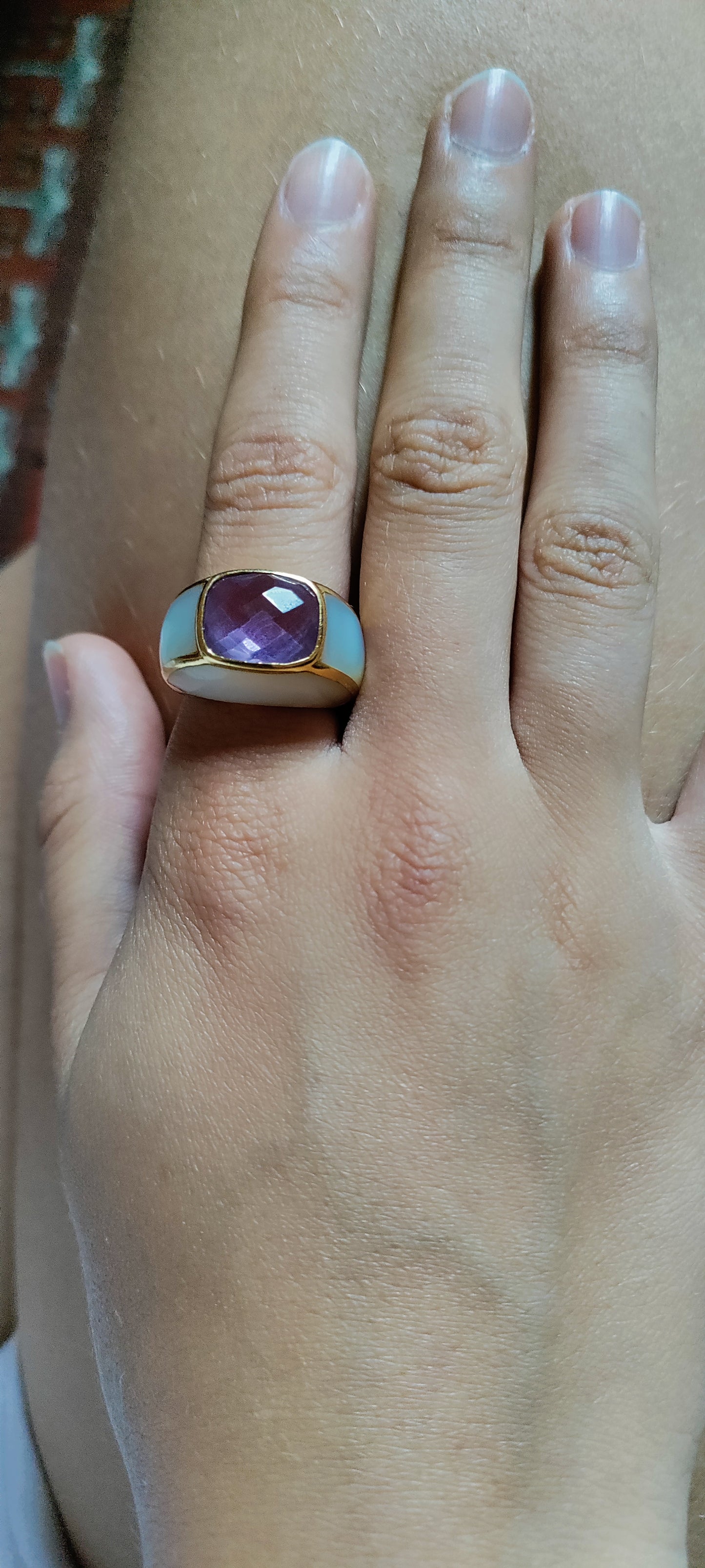 Bague jonc or jaune améthyste entourée de nacre