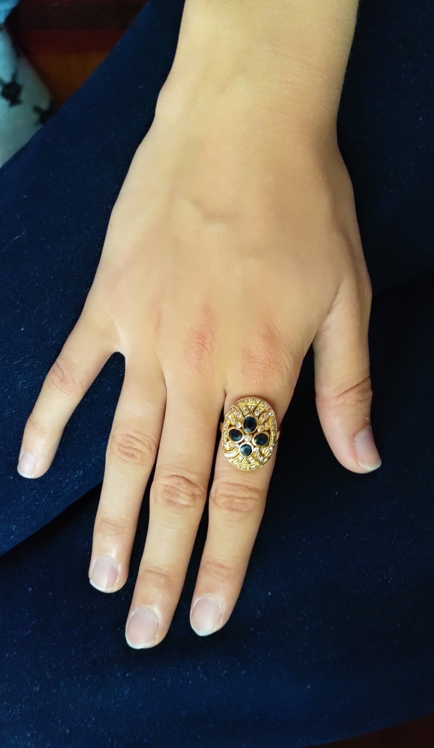 Bague ovale or jaune saphirs et diamants