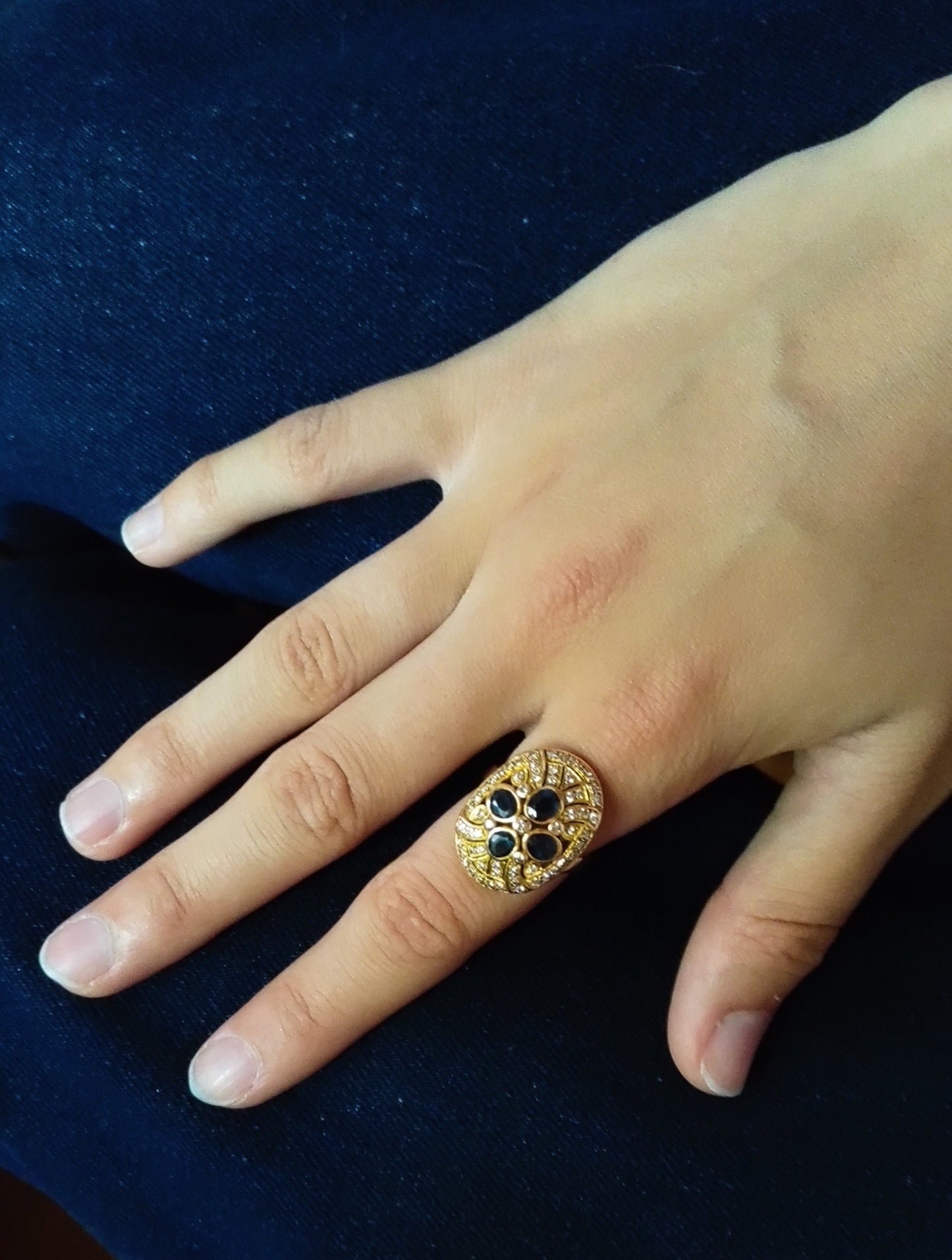 Bague ovale or jaune saphirs et diamants