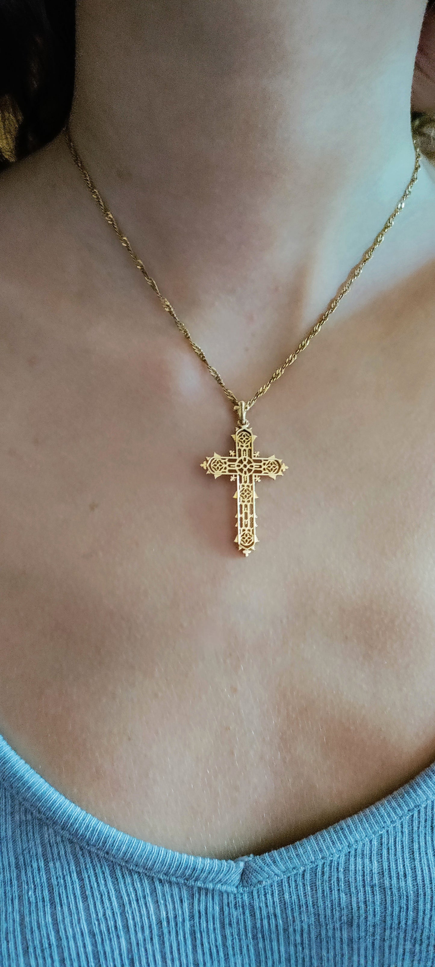 Croix religieuse en or jaune ajourée