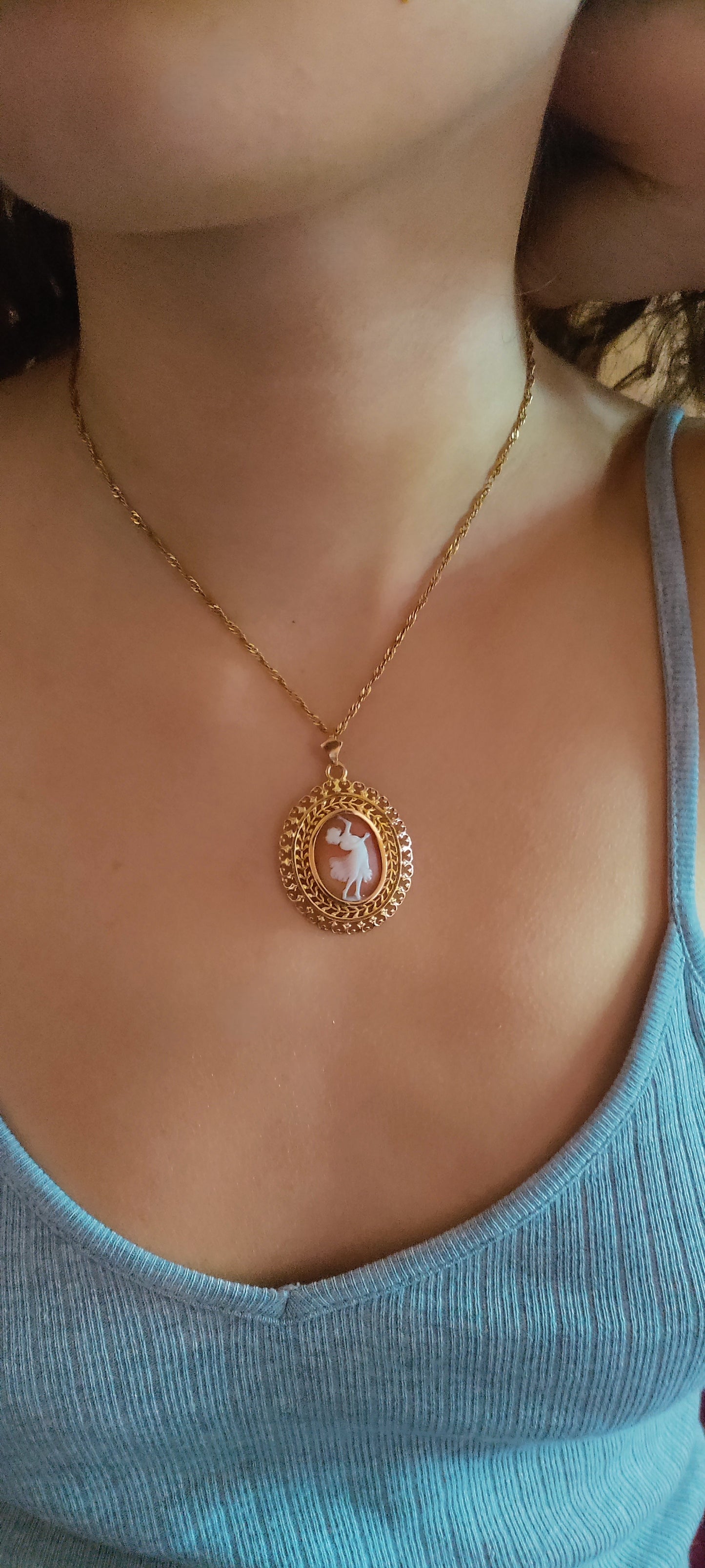 Pendentif or jaune camée danseuse à l'antique
