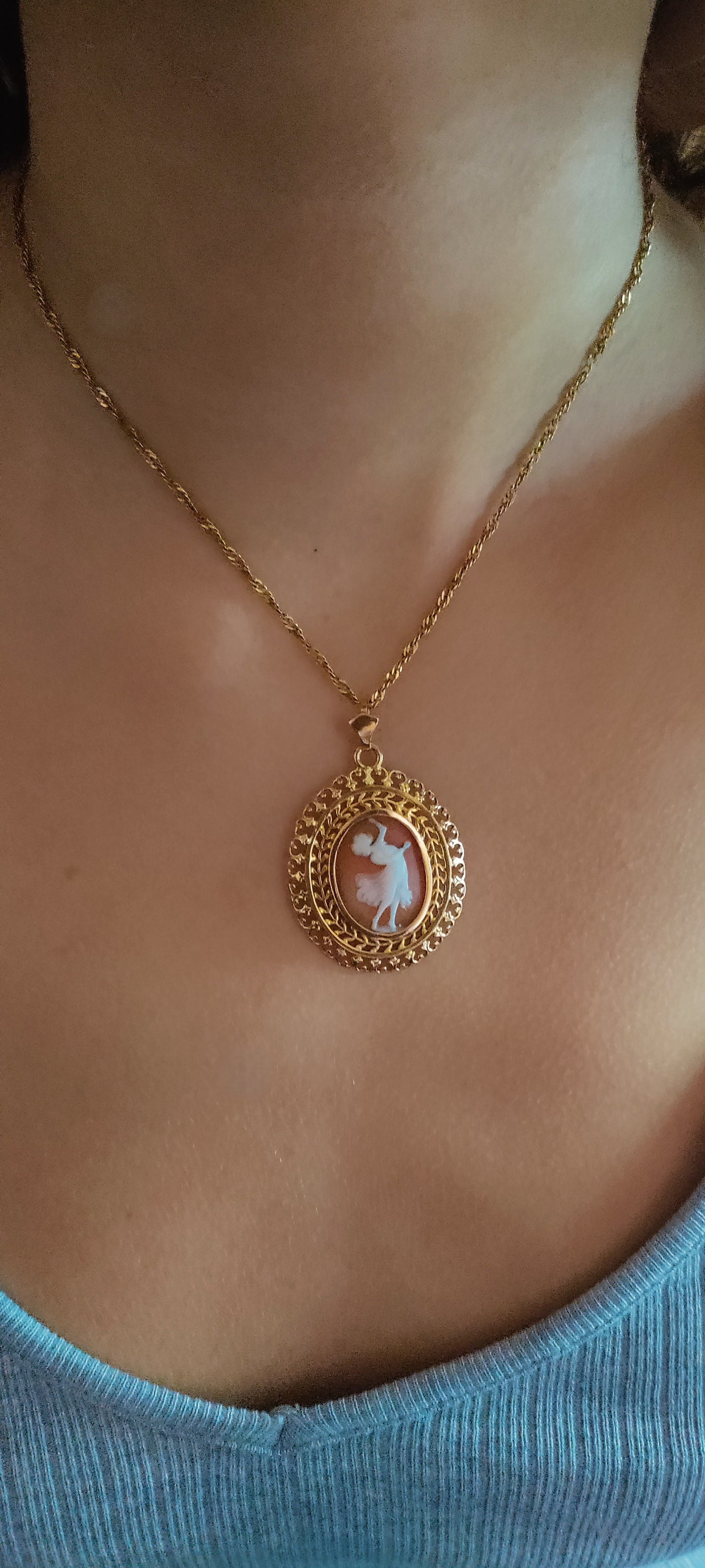 Pendentif or jaune camée danseuse à l'antique