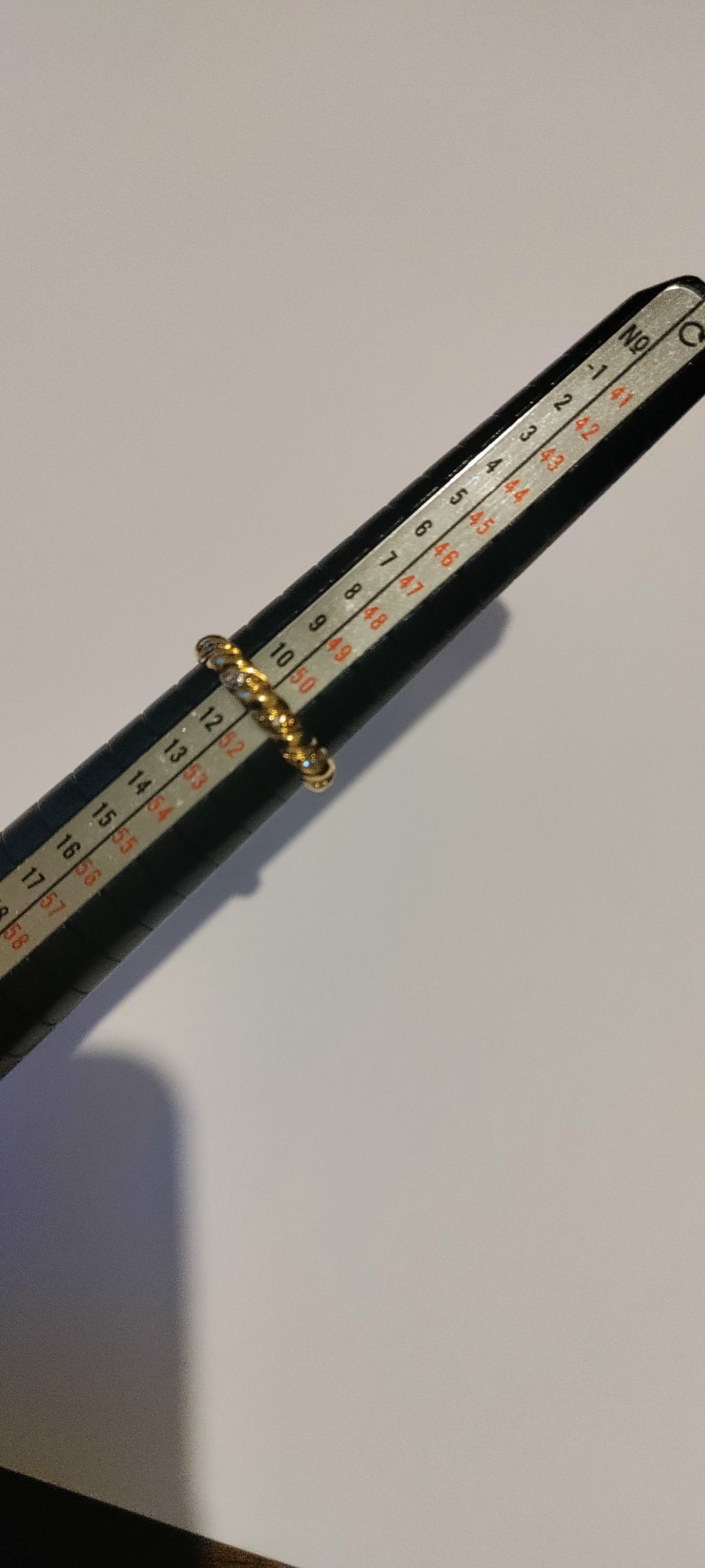 Alliance or jaune godronnée 11 diamants