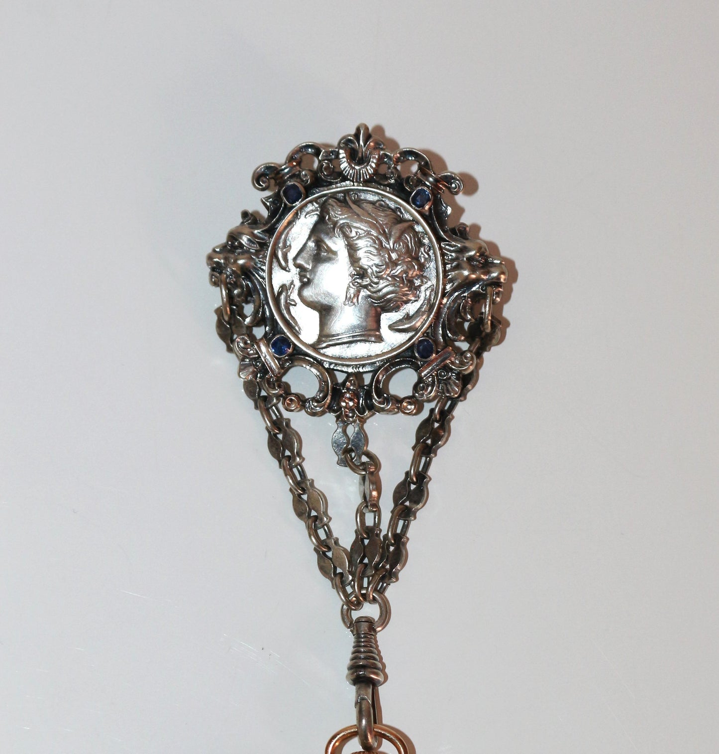 Broche châtelaine monnaie argent 1880 et saphirs