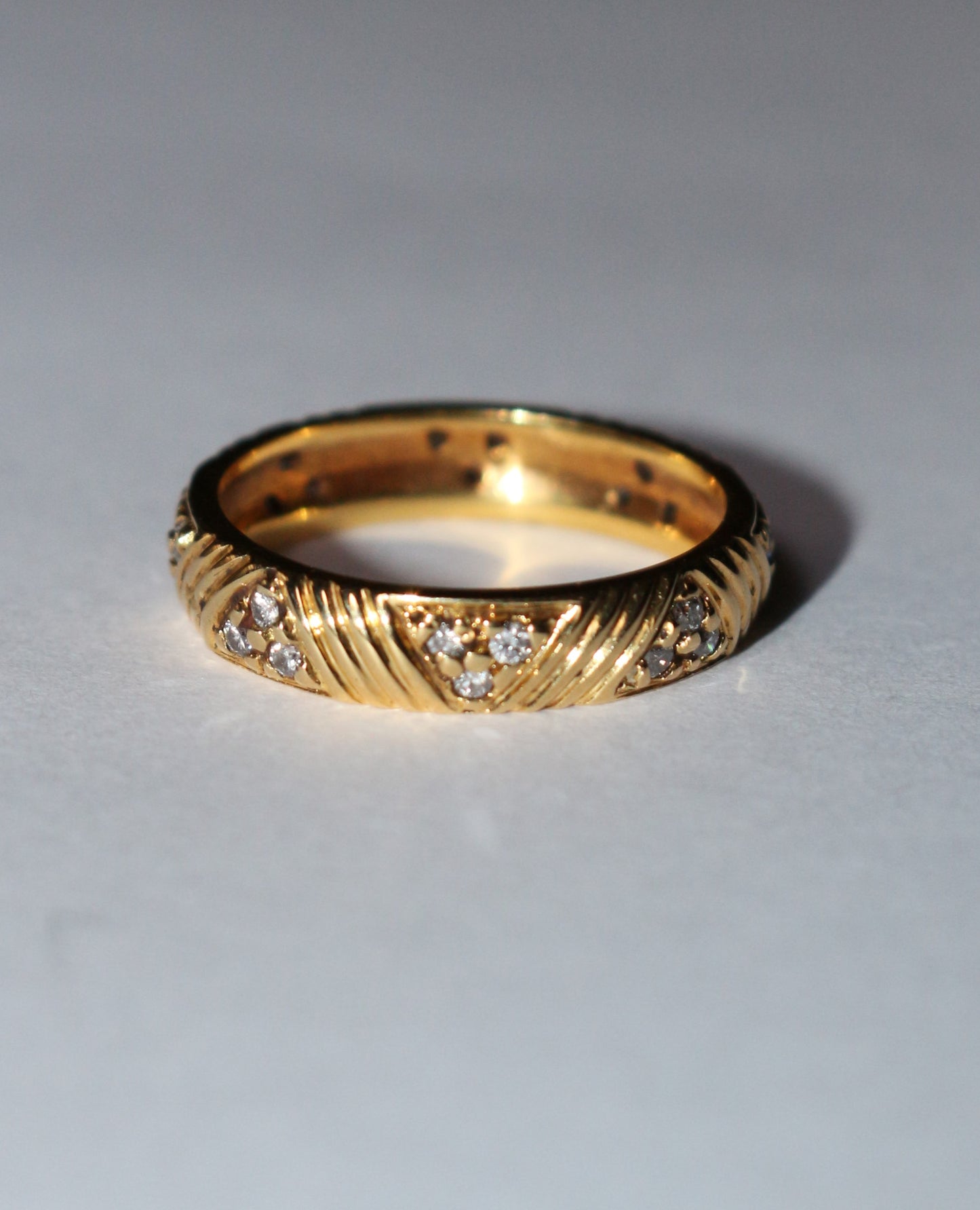 Alliance or jaune et motifs triangulaires diamants