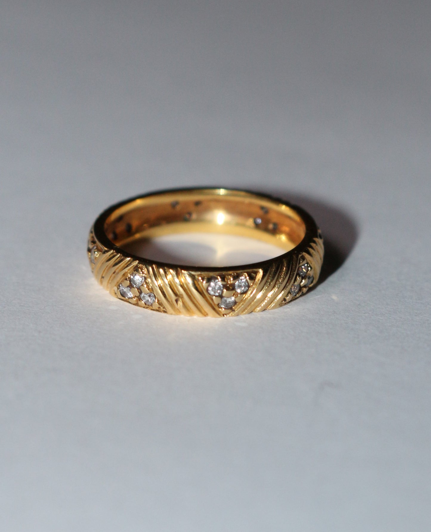 Alliance or jaune et motifs triangulaires diamants