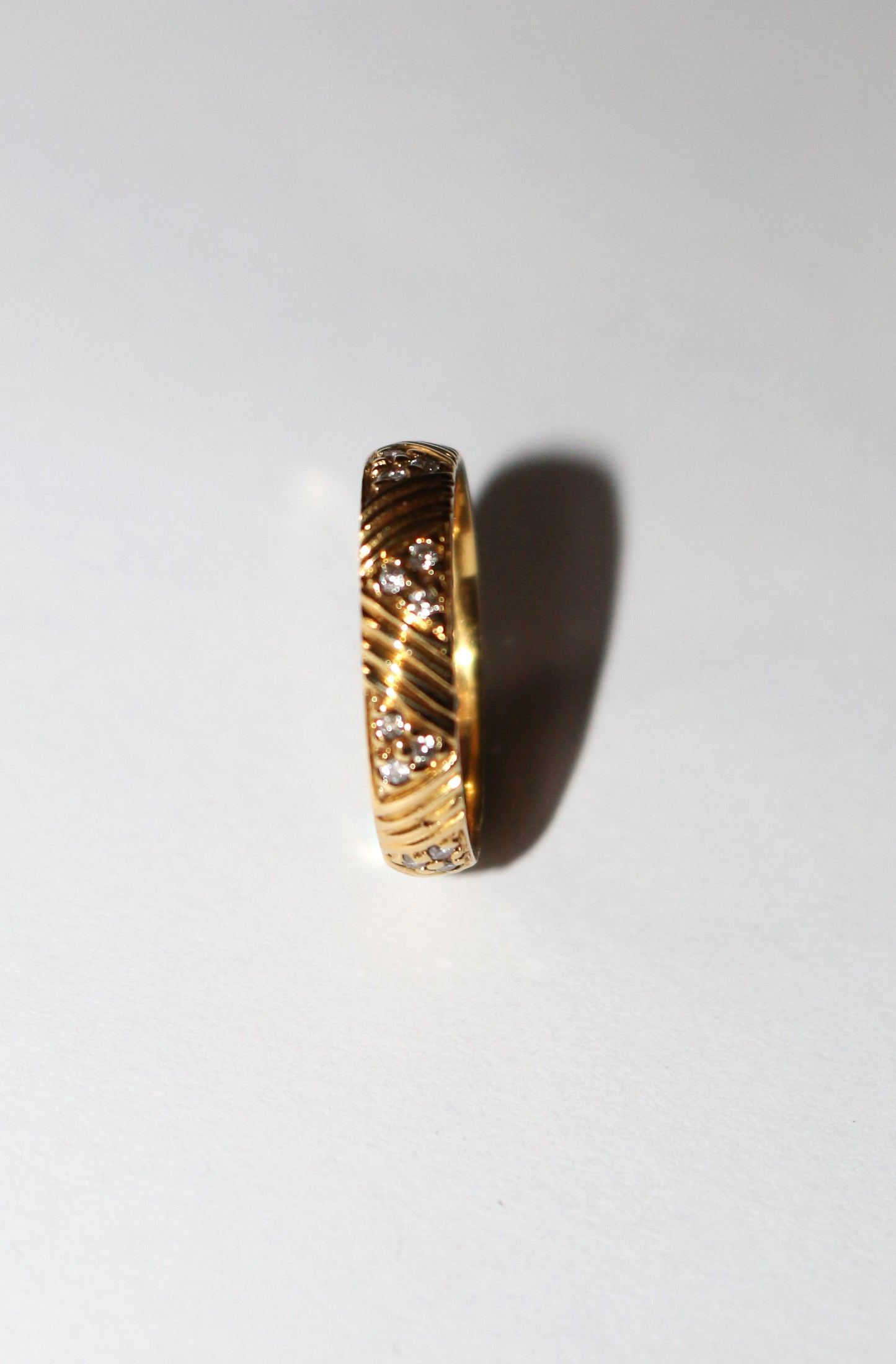 Alliance or jaune et motifs triangulaires diamants