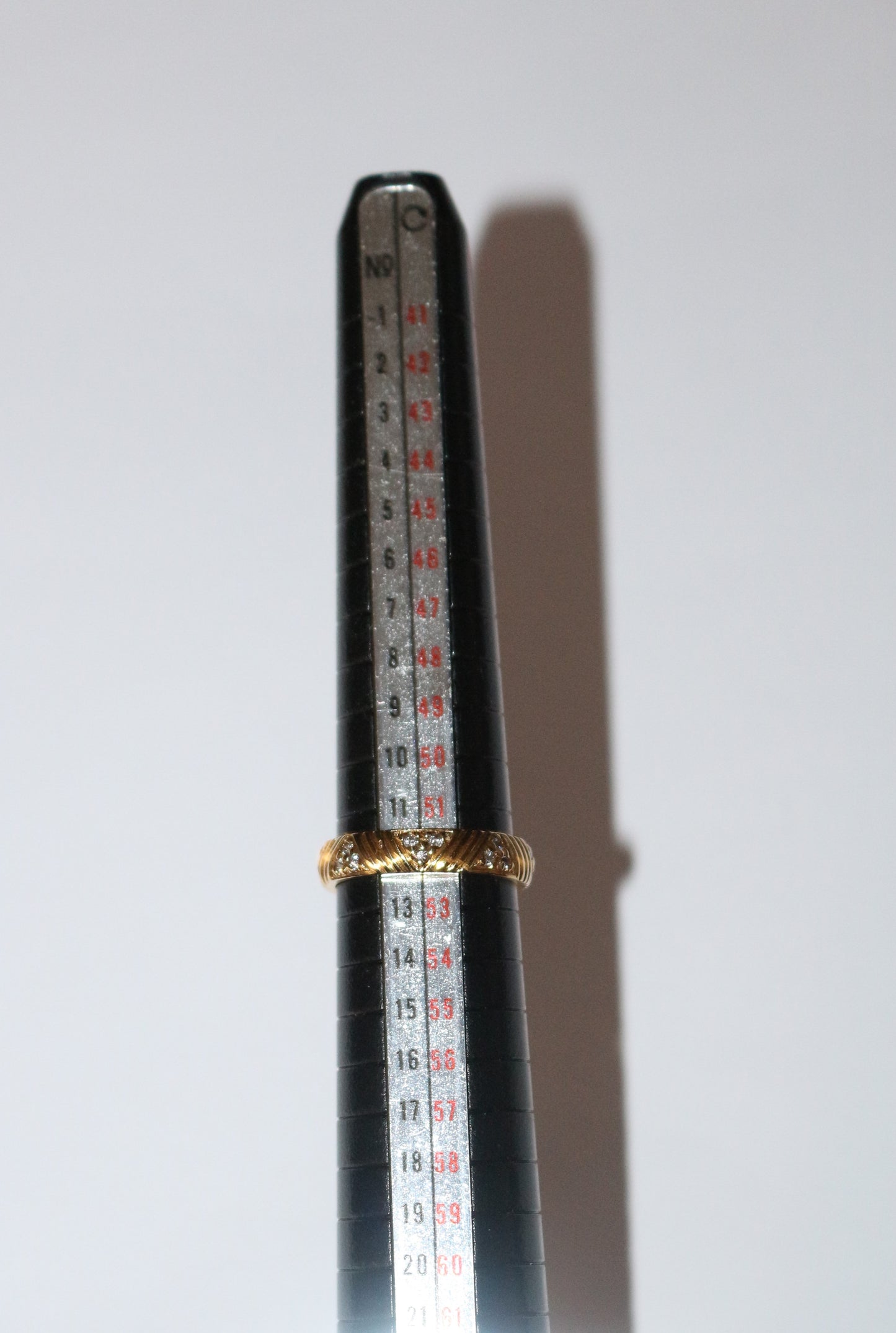 Alliance or jaune et motifs triangulaires diamants