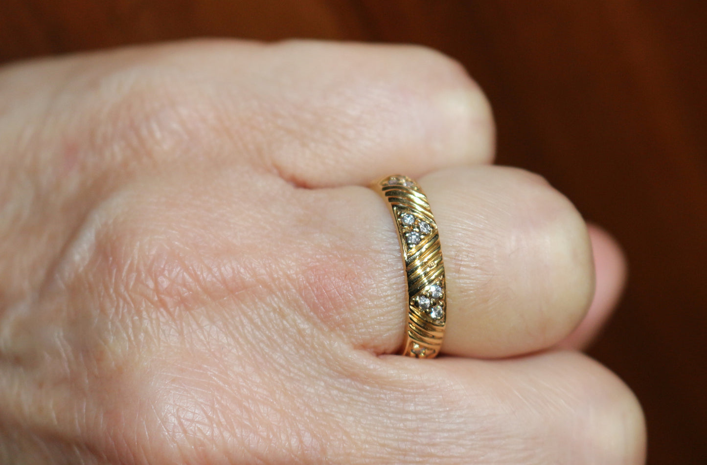 Alliance or jaune et motifs triangulaires diamants