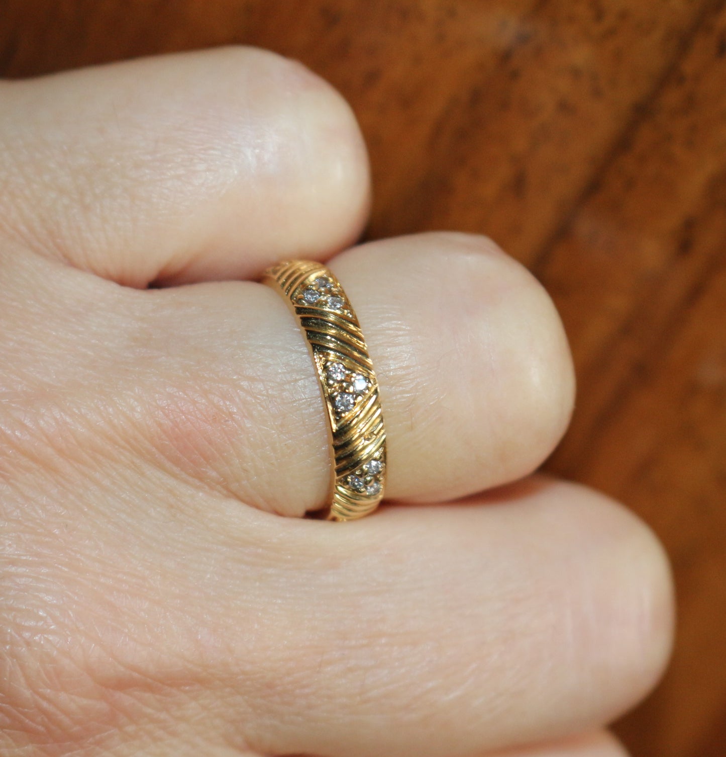Alliance or jaune et motifs triangulaires diamants