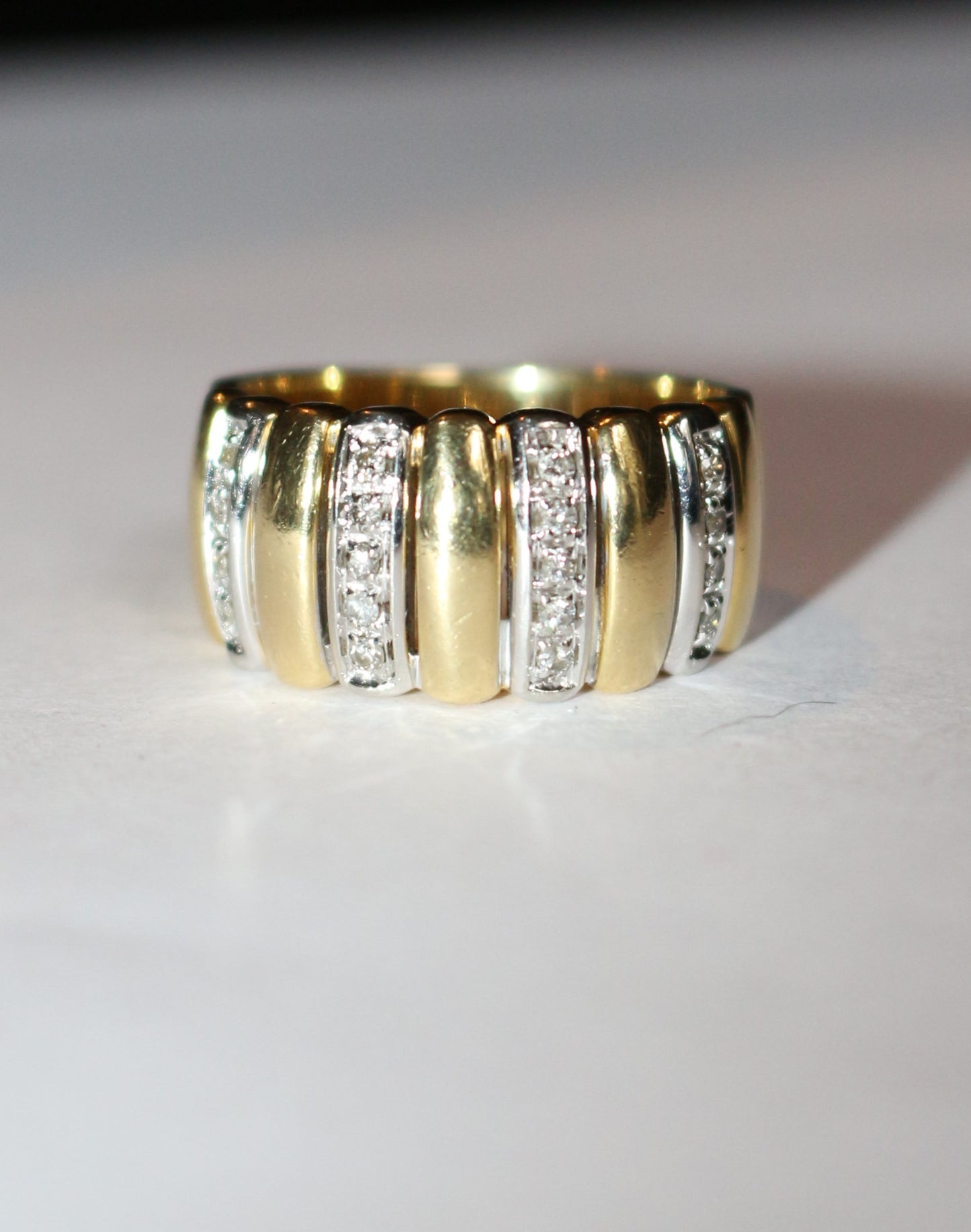 Bague bandeau godronnée deux ors et diamants