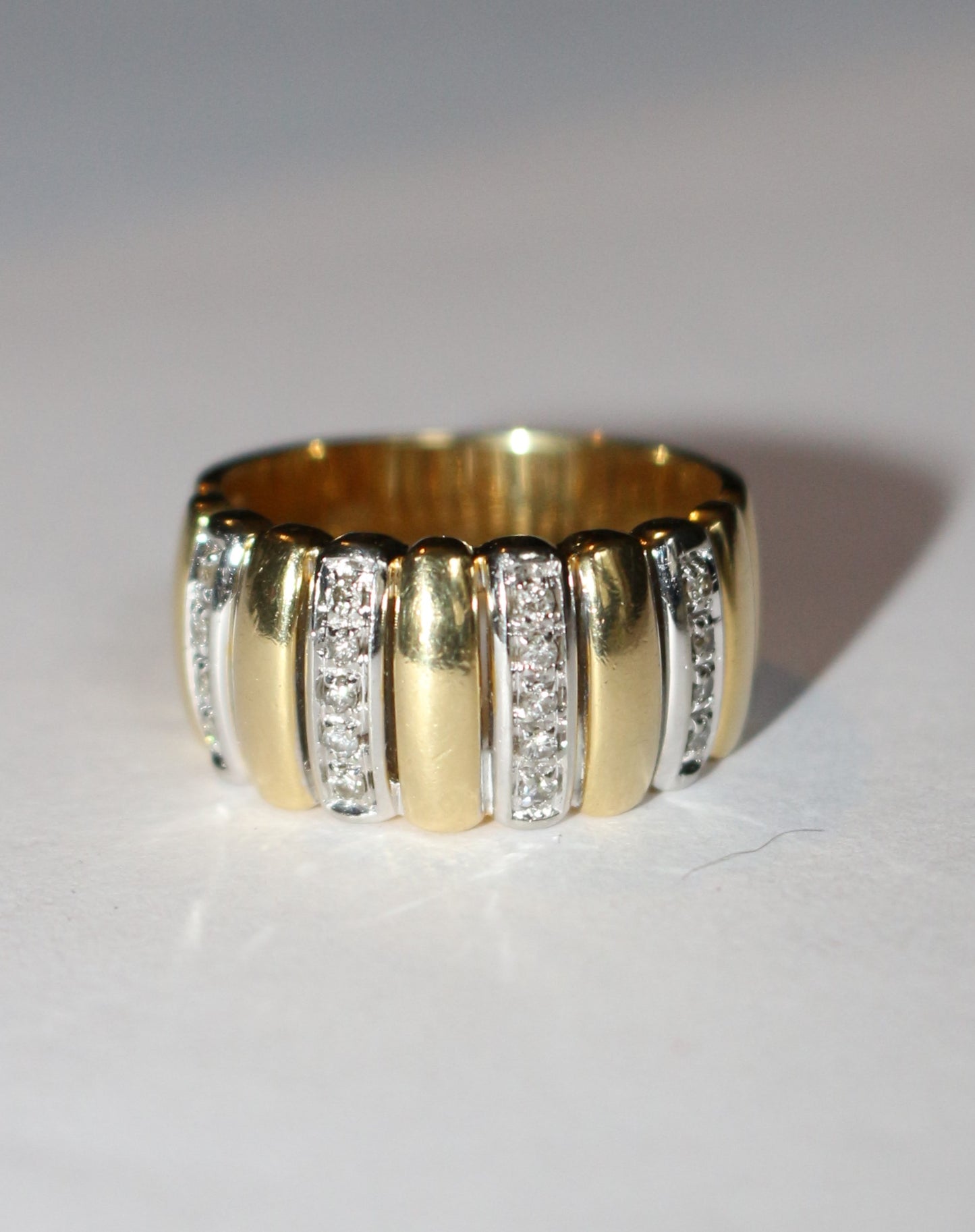 Bague bandeau godronnée deux ors et diamants