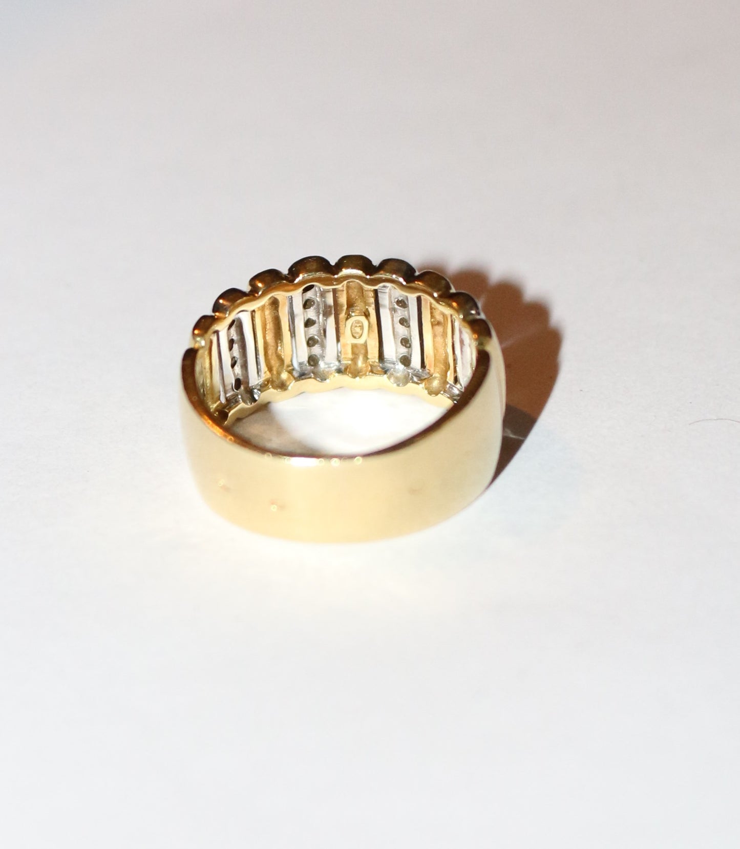 Bague bandeau godronnée deux ors et diamants