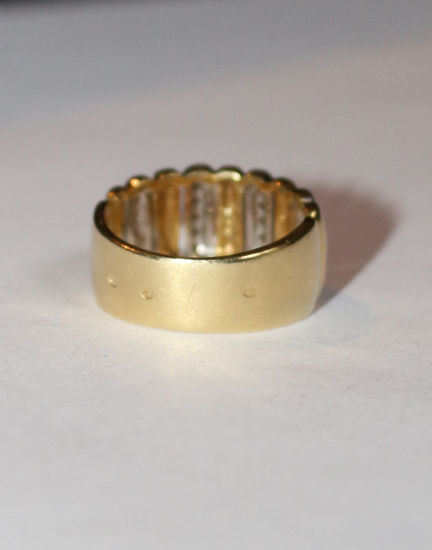 Bague bandeau godronnée deux ors et diamants