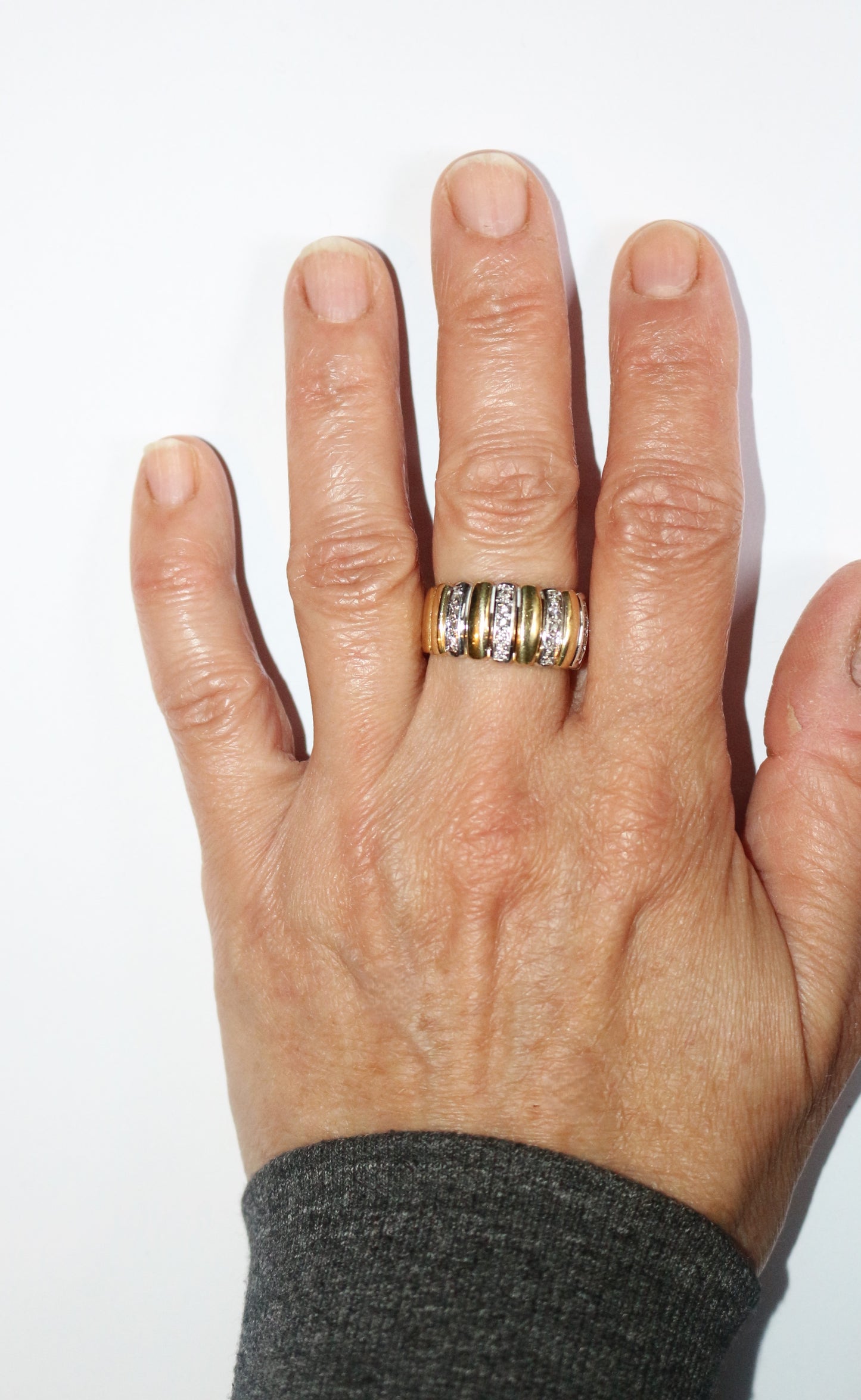 Bague bandeau godronnée deux ors et diamants