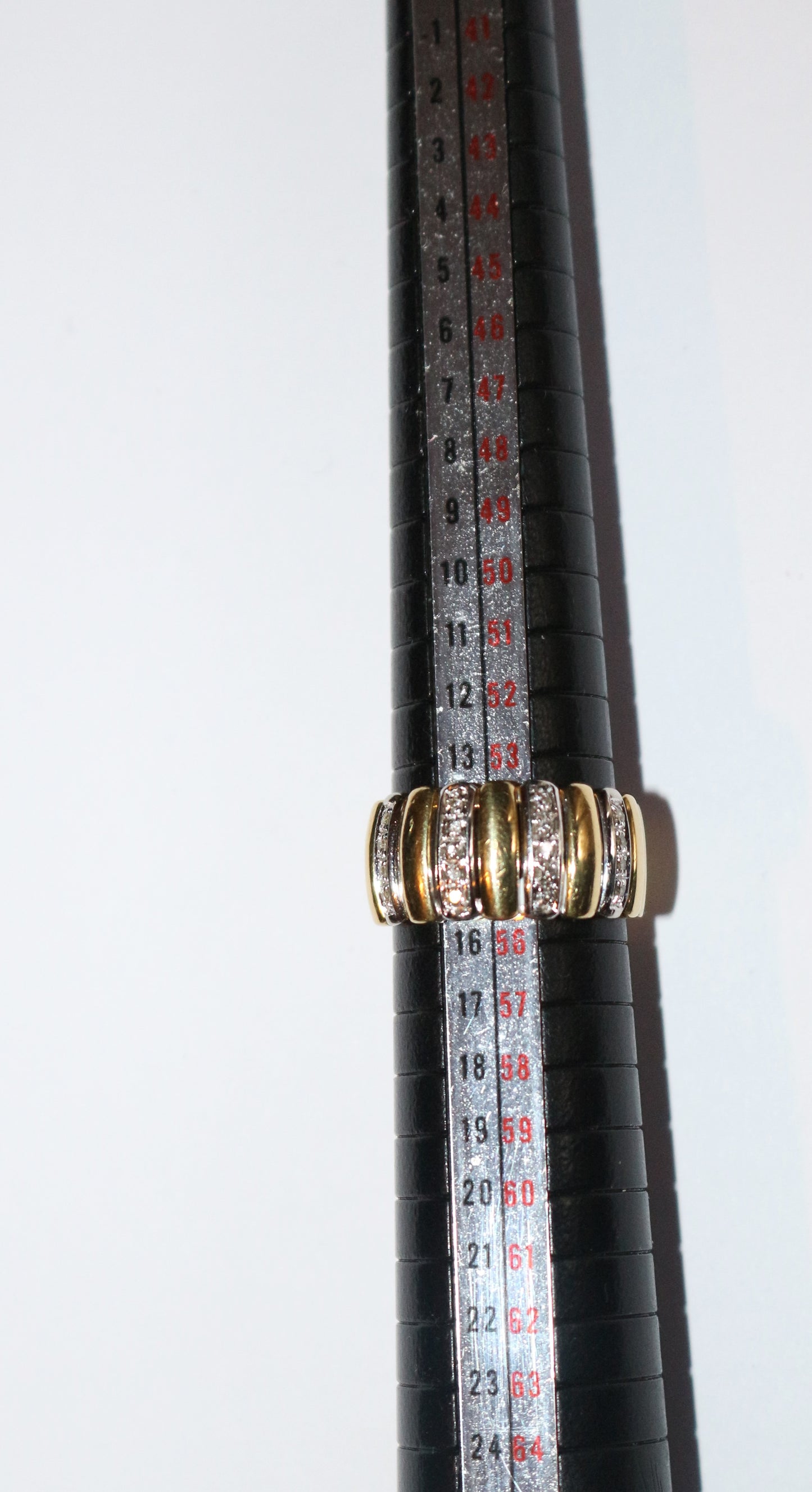 Bague bandeau godronnée deux ors et diamants