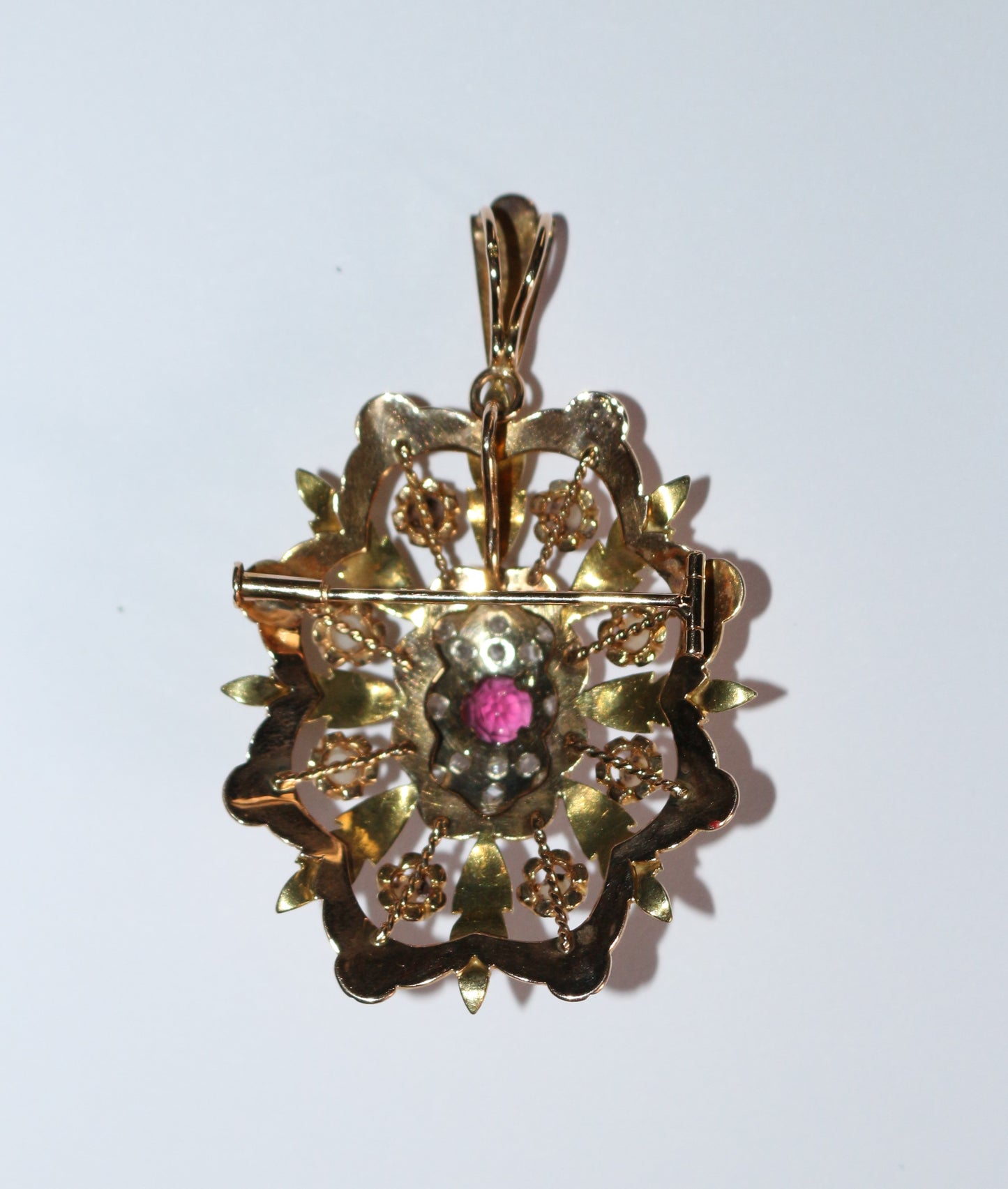 Pendentif Broche Napoléon III trois ors diamants grenat