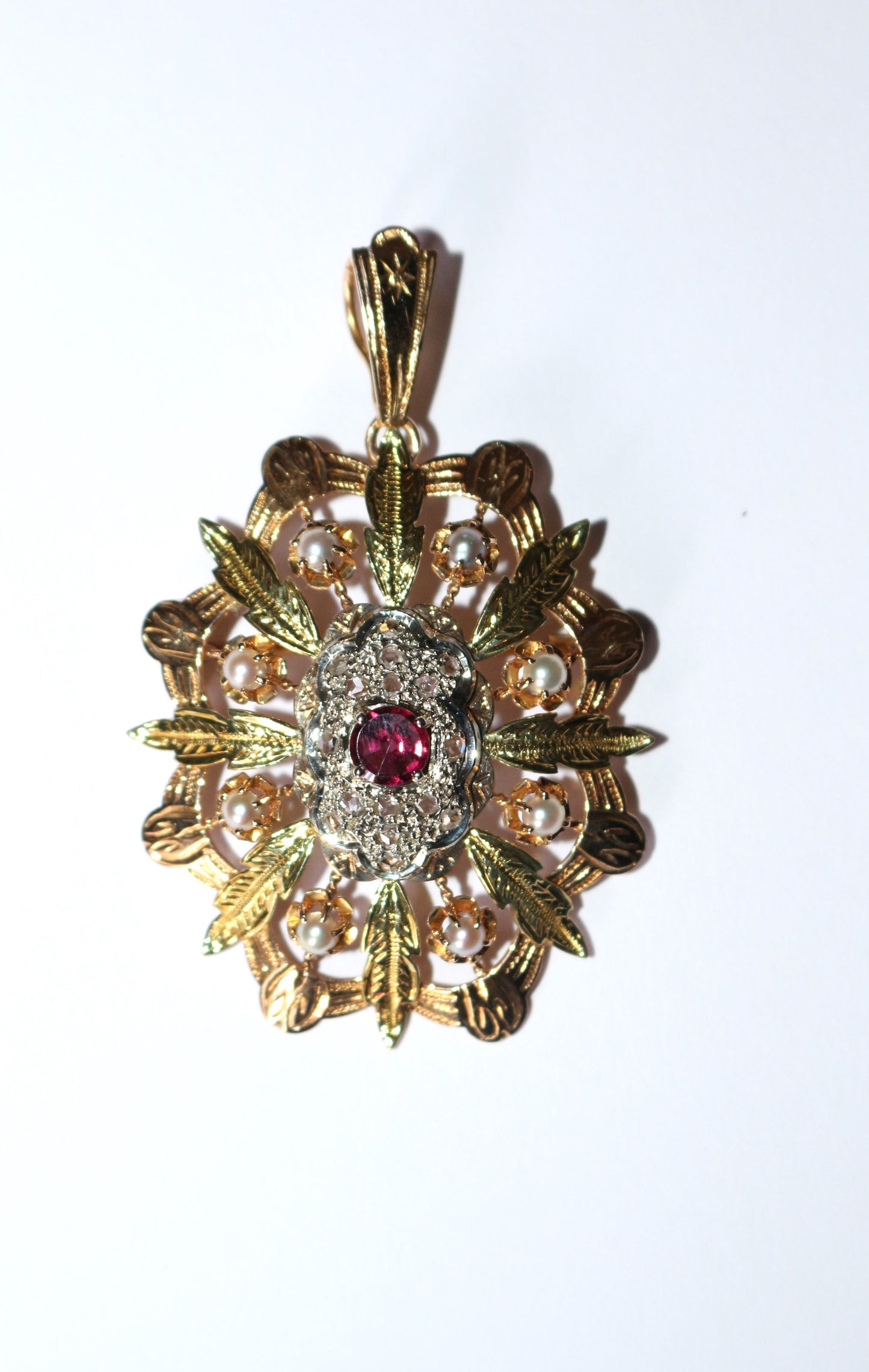 Pendentif Broche Napoléon III trois ors diamants grenat