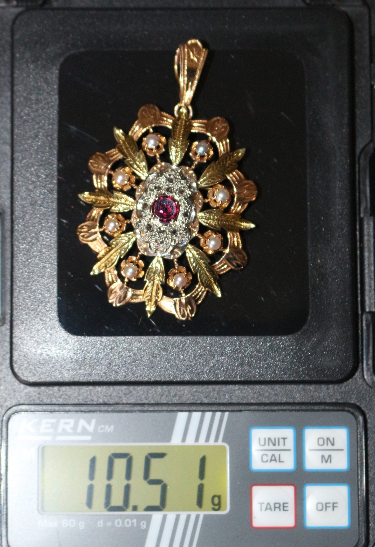 Pendentif Broche Napoléon III trois ors diamants grenat
