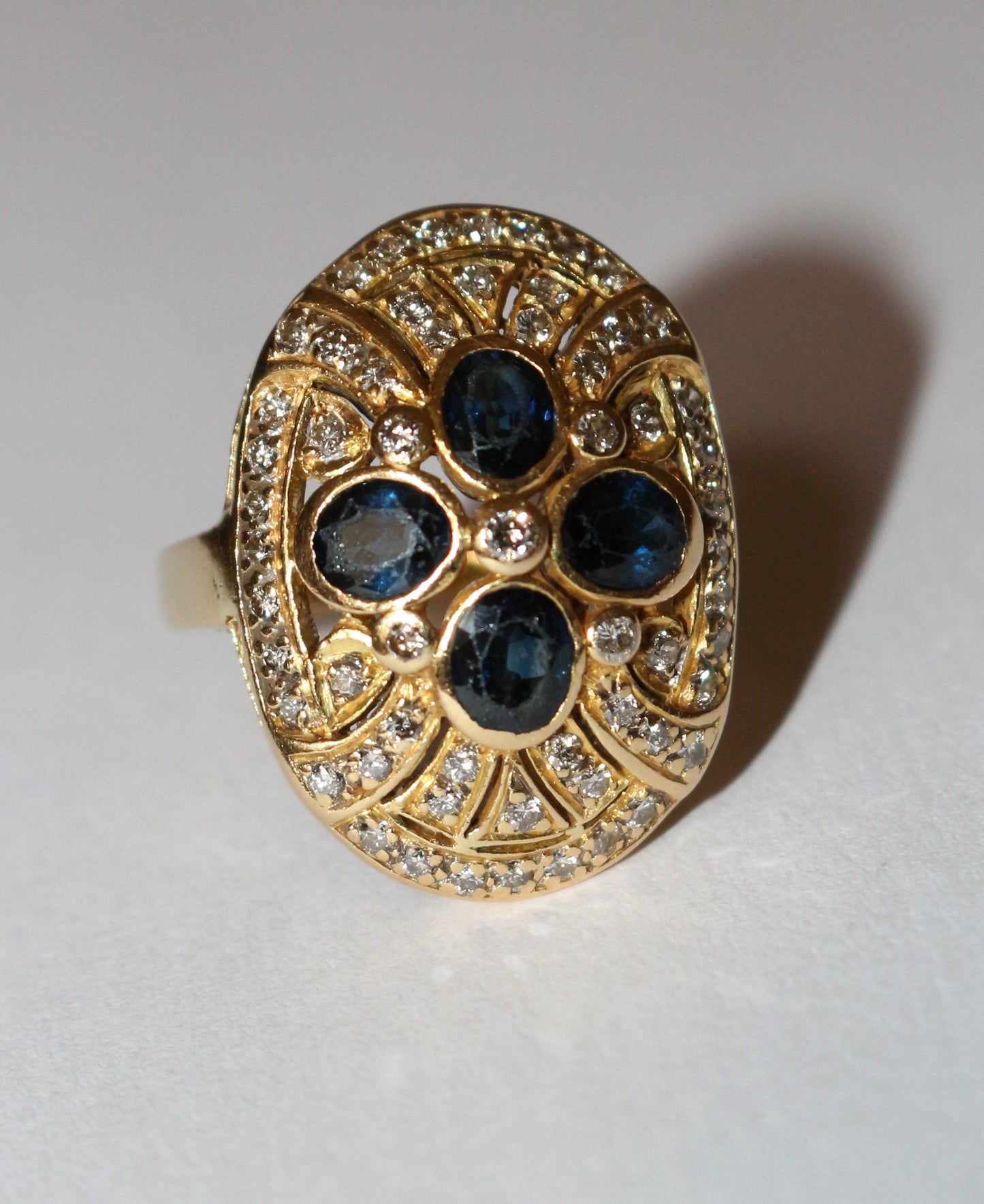 Bague ovale or jaune saphirs et diamants