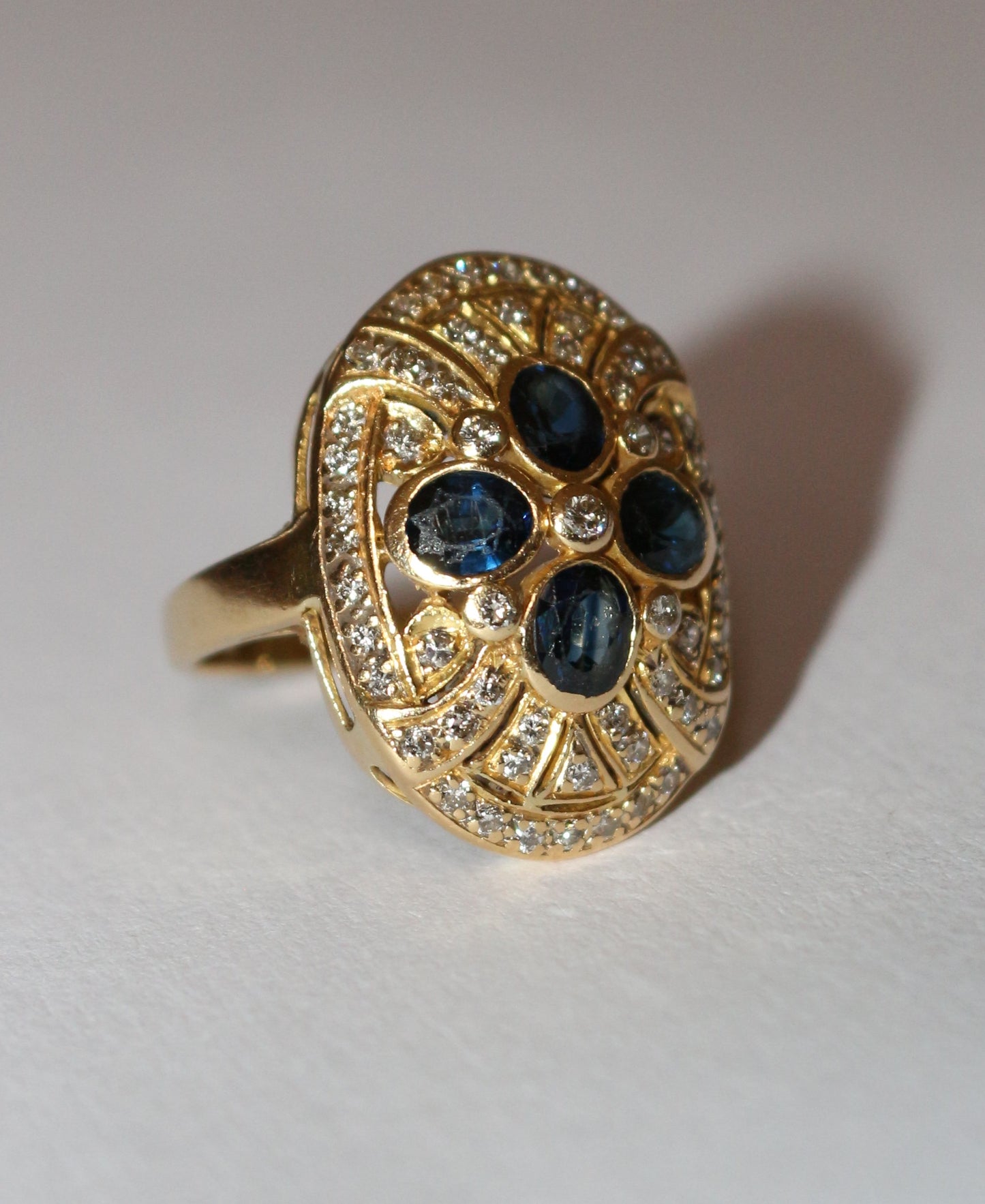 Bague ovale or jaune saphirs et diamants