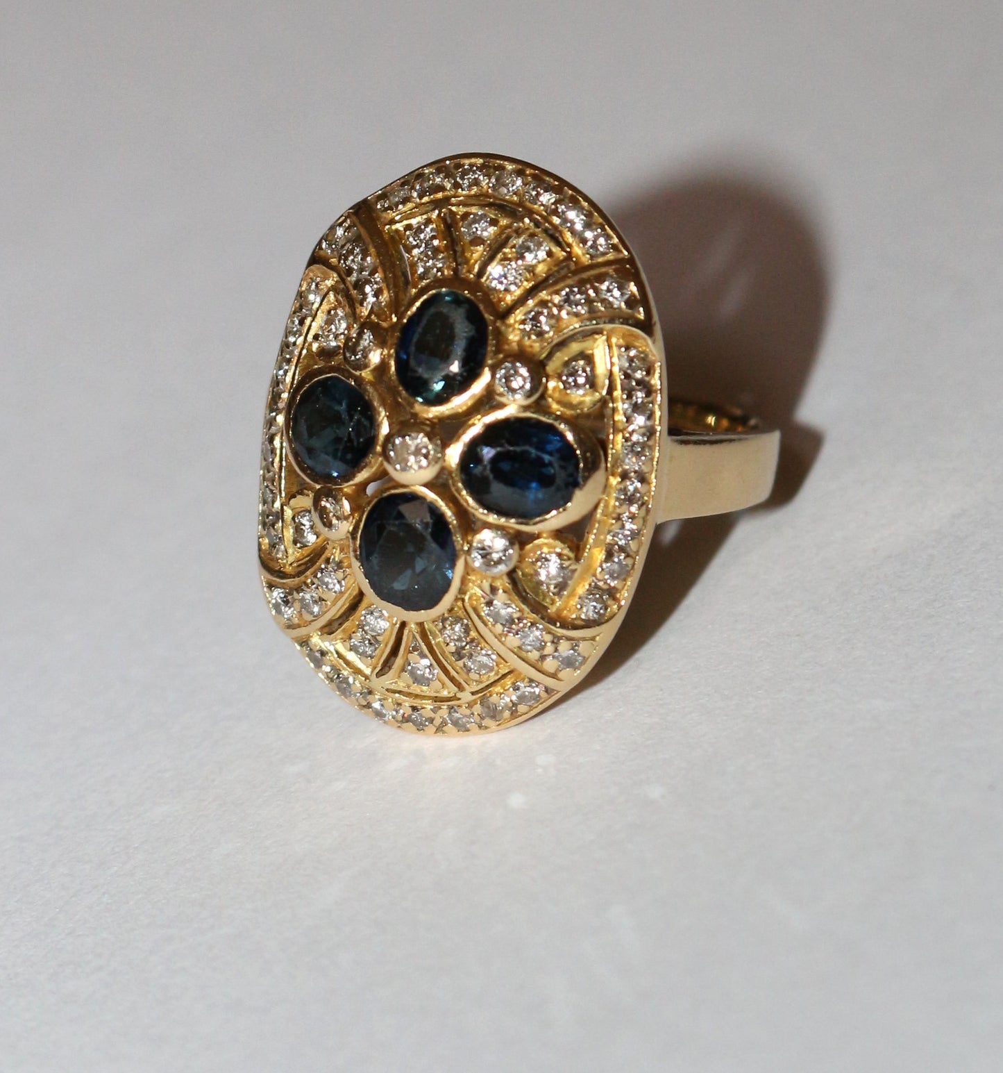 Bague ovale or jaune saphirs et diamants
