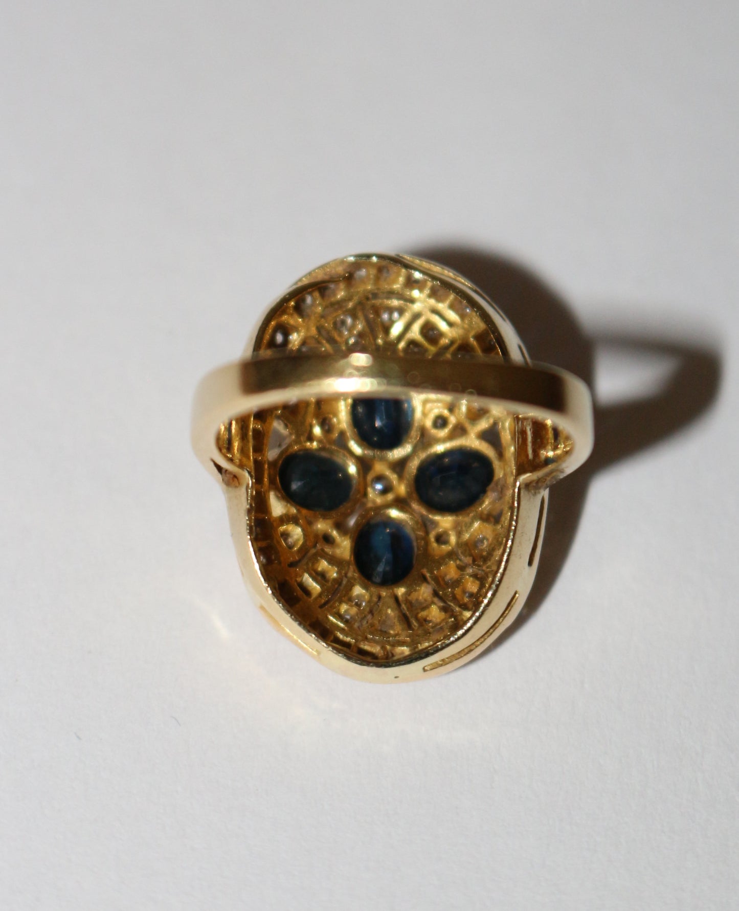 Bague ovale or jaune saphirs et diamants