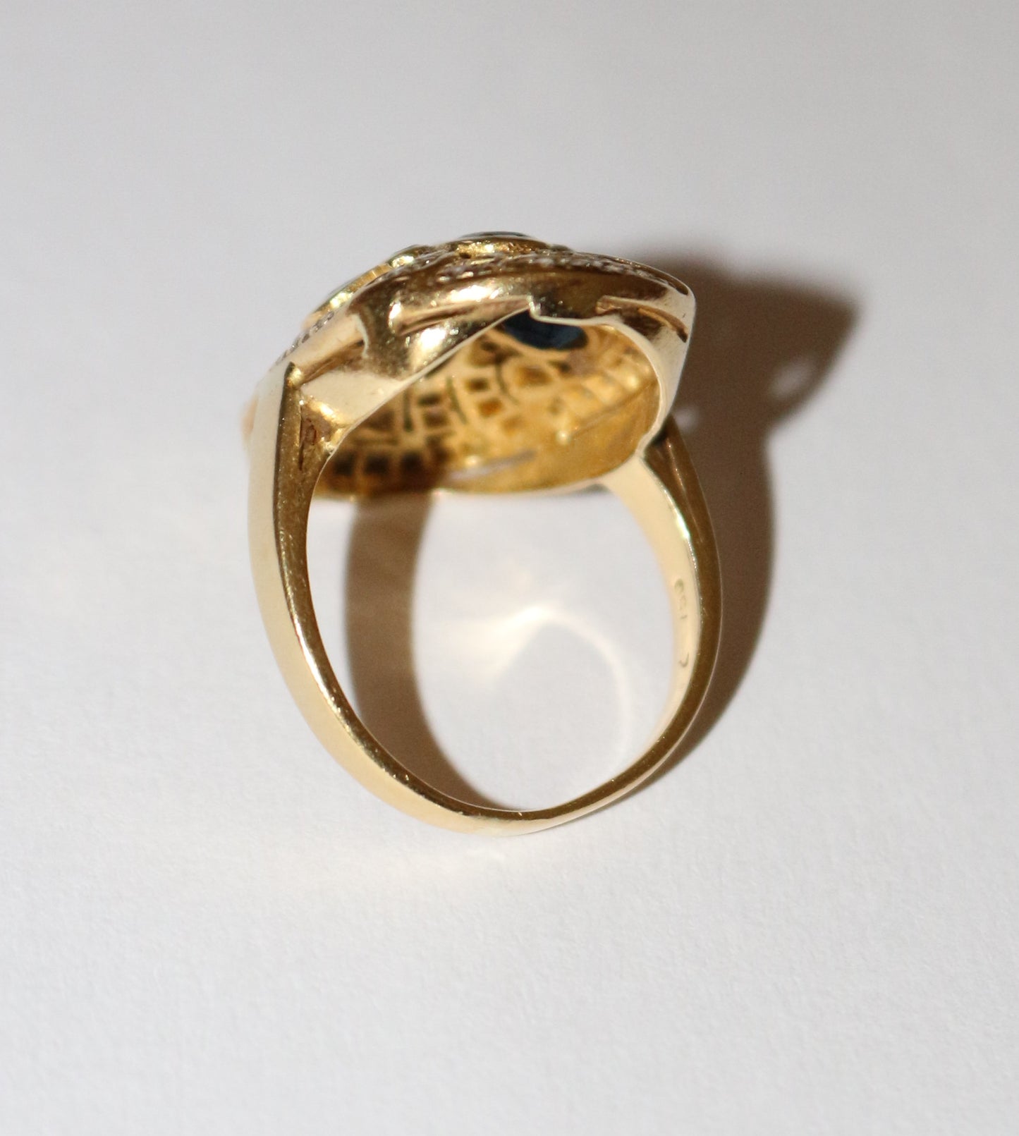 Bague ovale or jaune saphirs et diamants