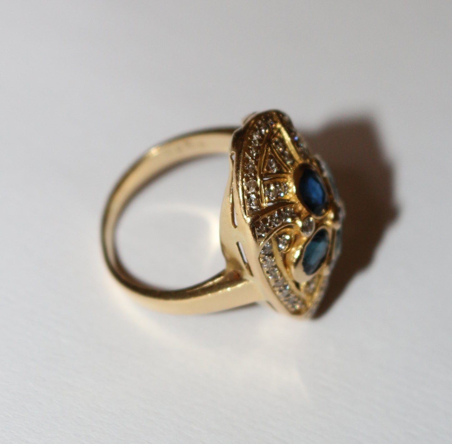 Bague ovale or jaune saphirs et diamants