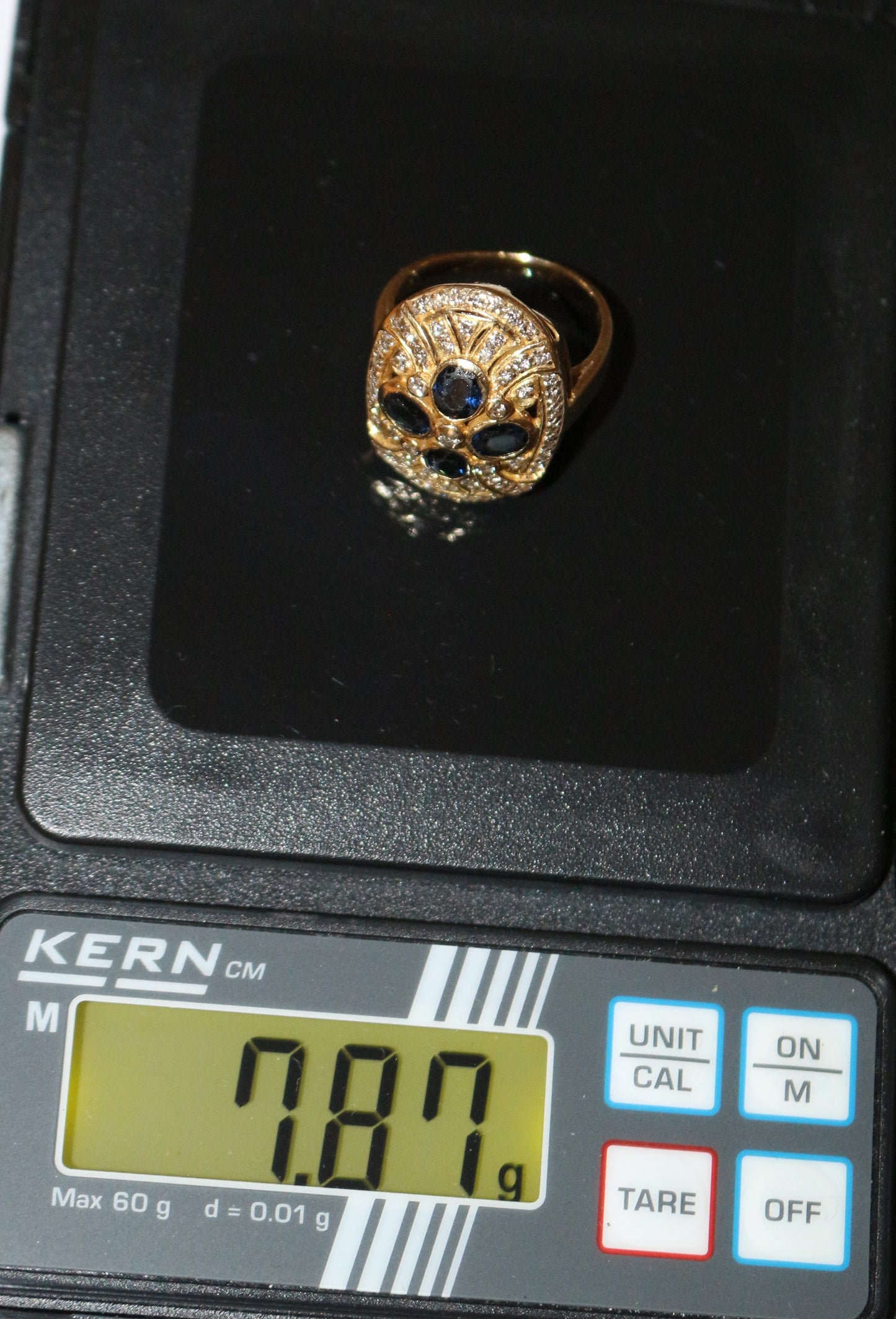 Bague ovale or jaune saphirs et diamants