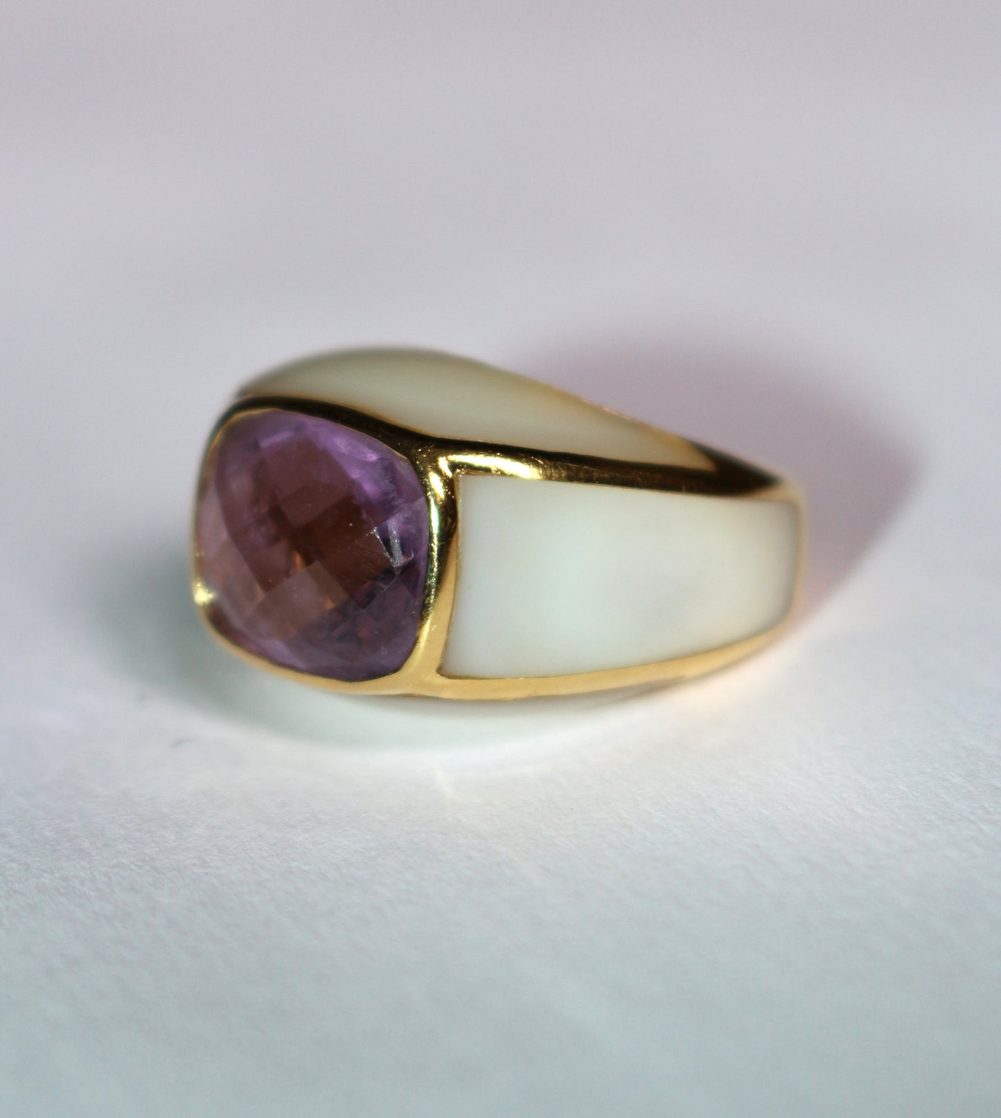 Bague jonc or jaune améthyste entourée de nacre