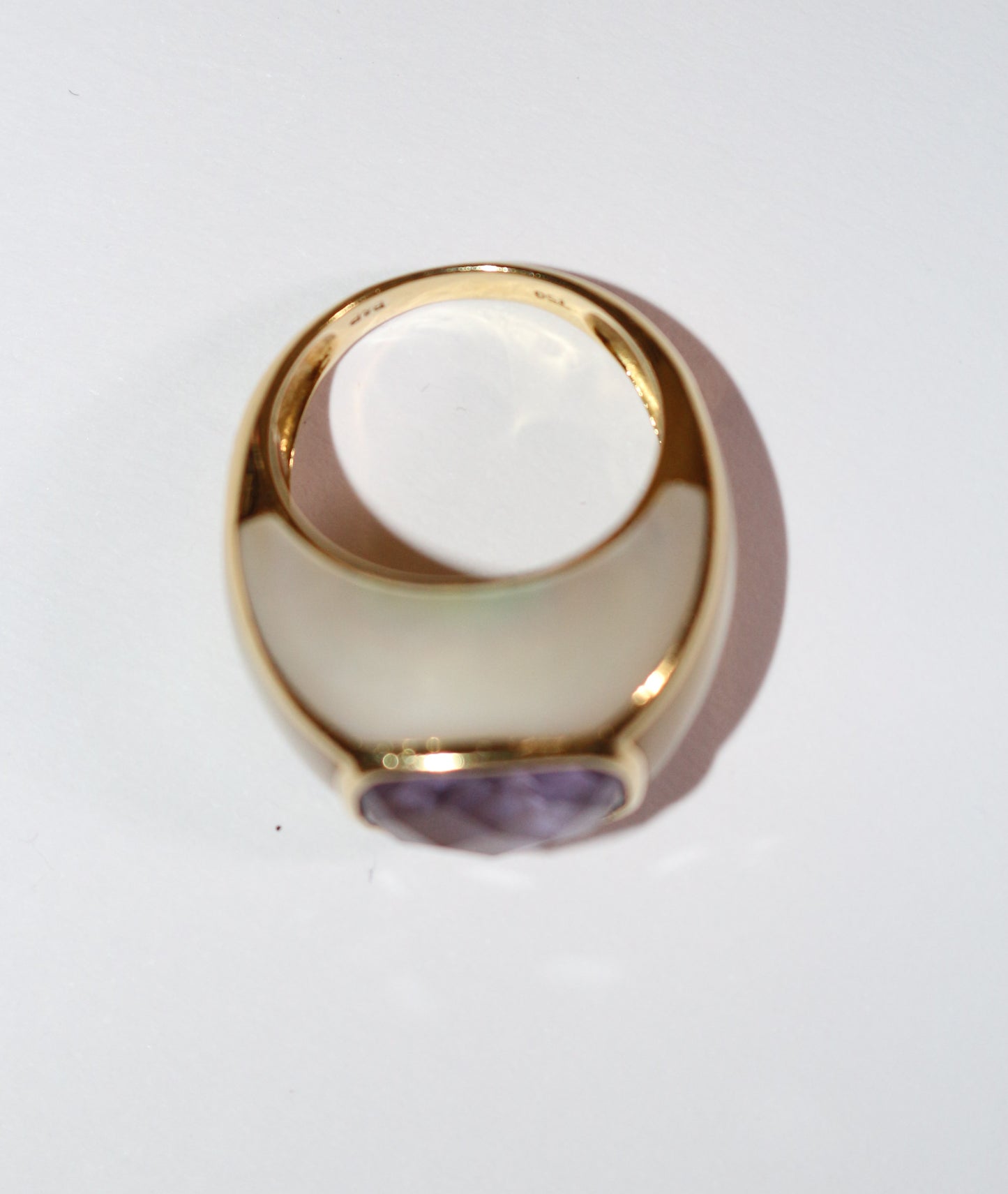 Bague jonc or jaune améthyste entourée de nacre