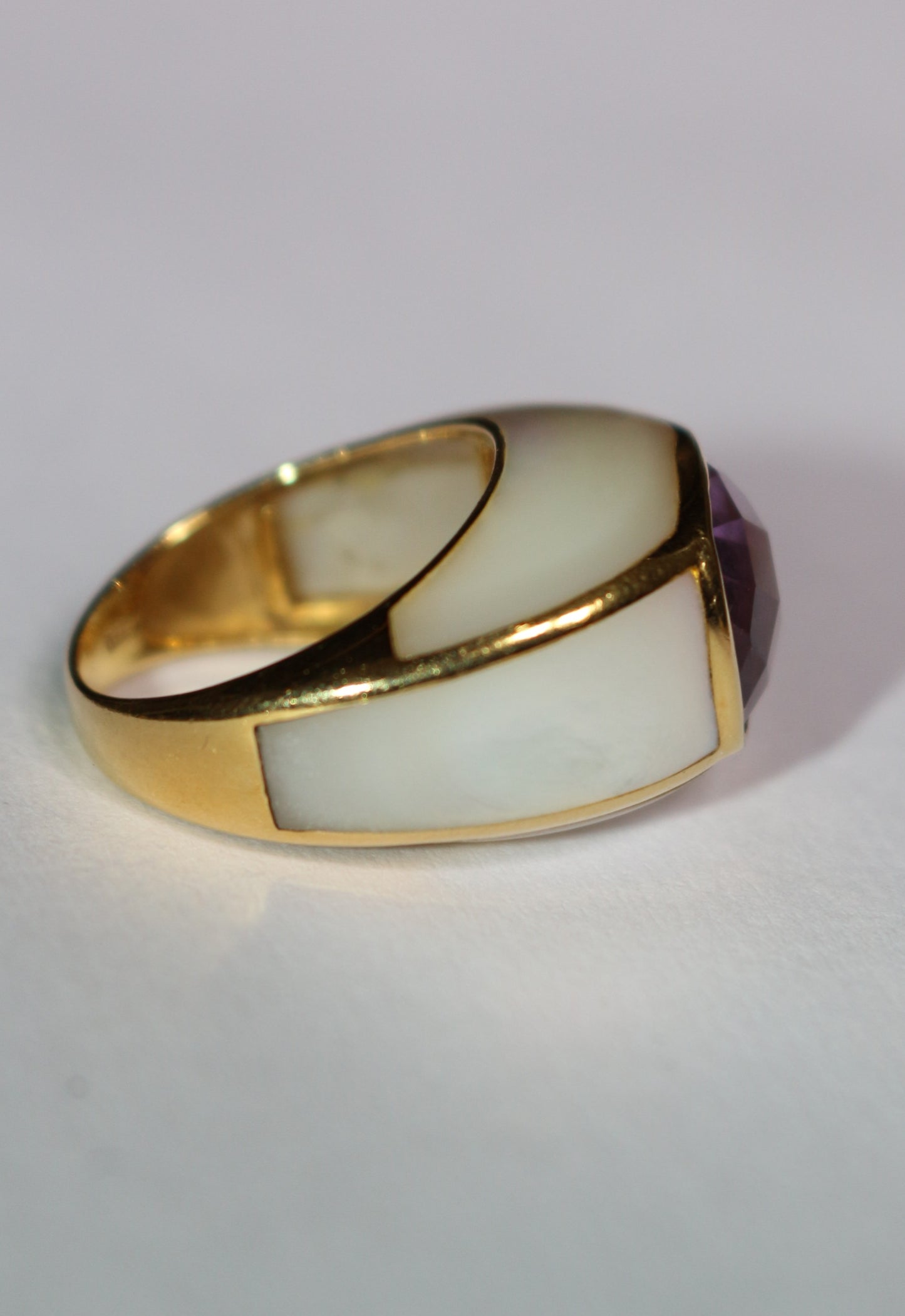 Bague jonc or jaune améthyste entourée de nacre