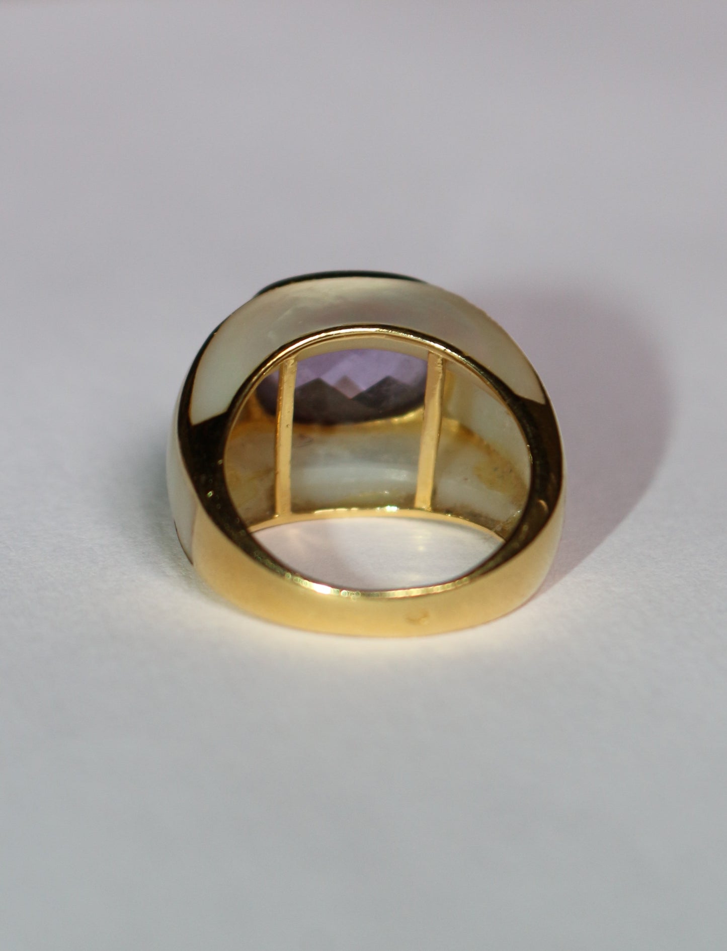 Bague jonc or jaune améthyste entourée de nacre