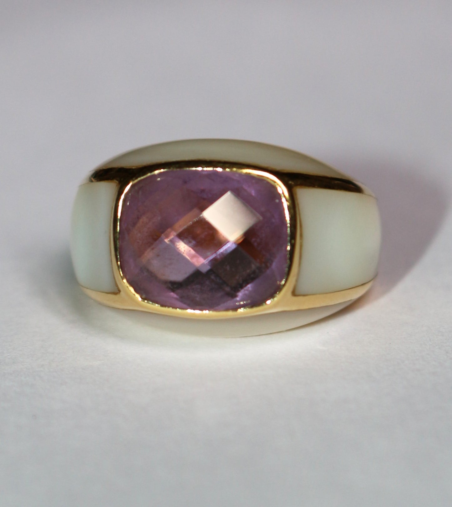 Bague jonc or jaune améthyste entourée de nacre
