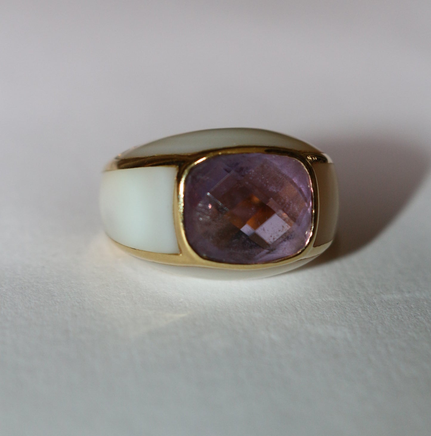 Bague jonc or jaune améthyste entourée de nacre