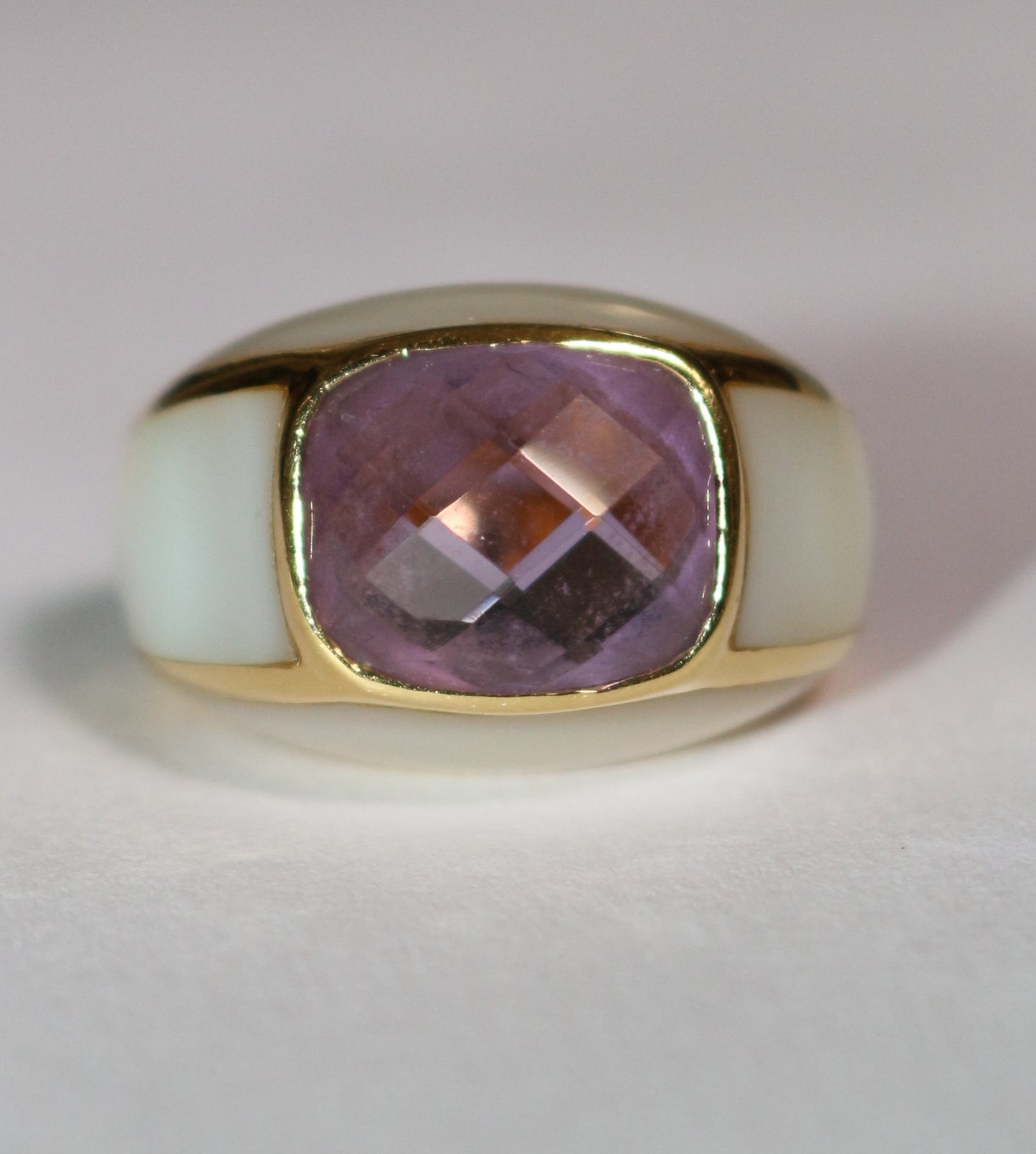 Bague jonc or jaune améthyste entourée de nacre