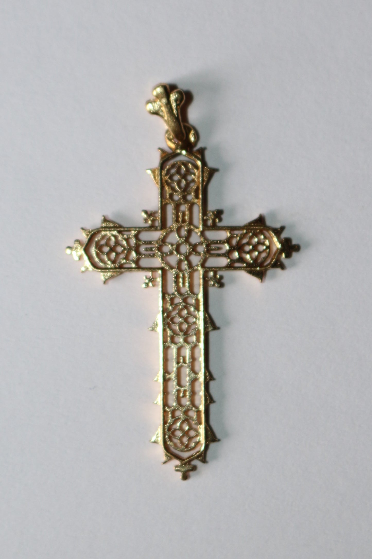 Croix religieuse en or jaune ajourée
