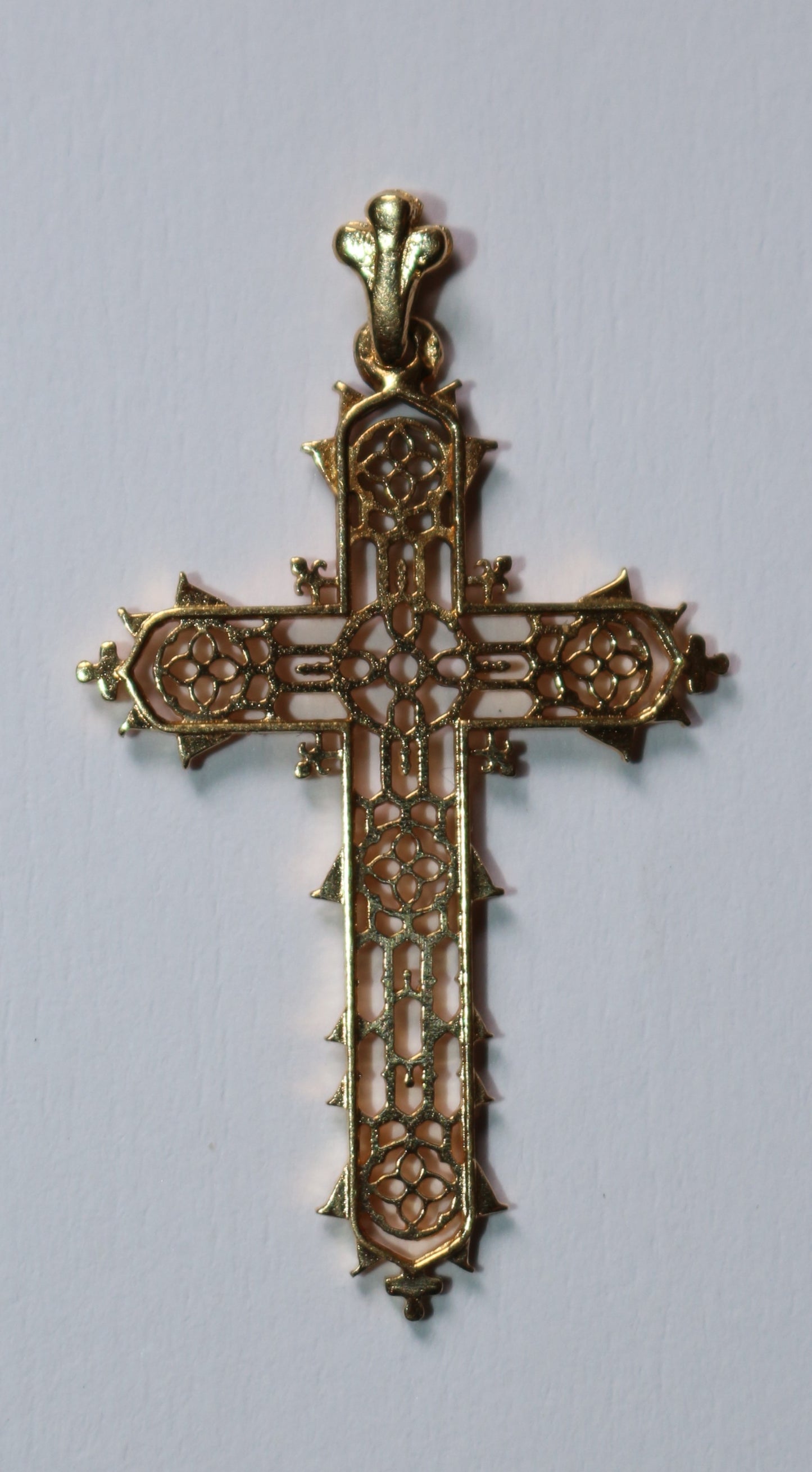 Croix religieuse en or jaune ajourée