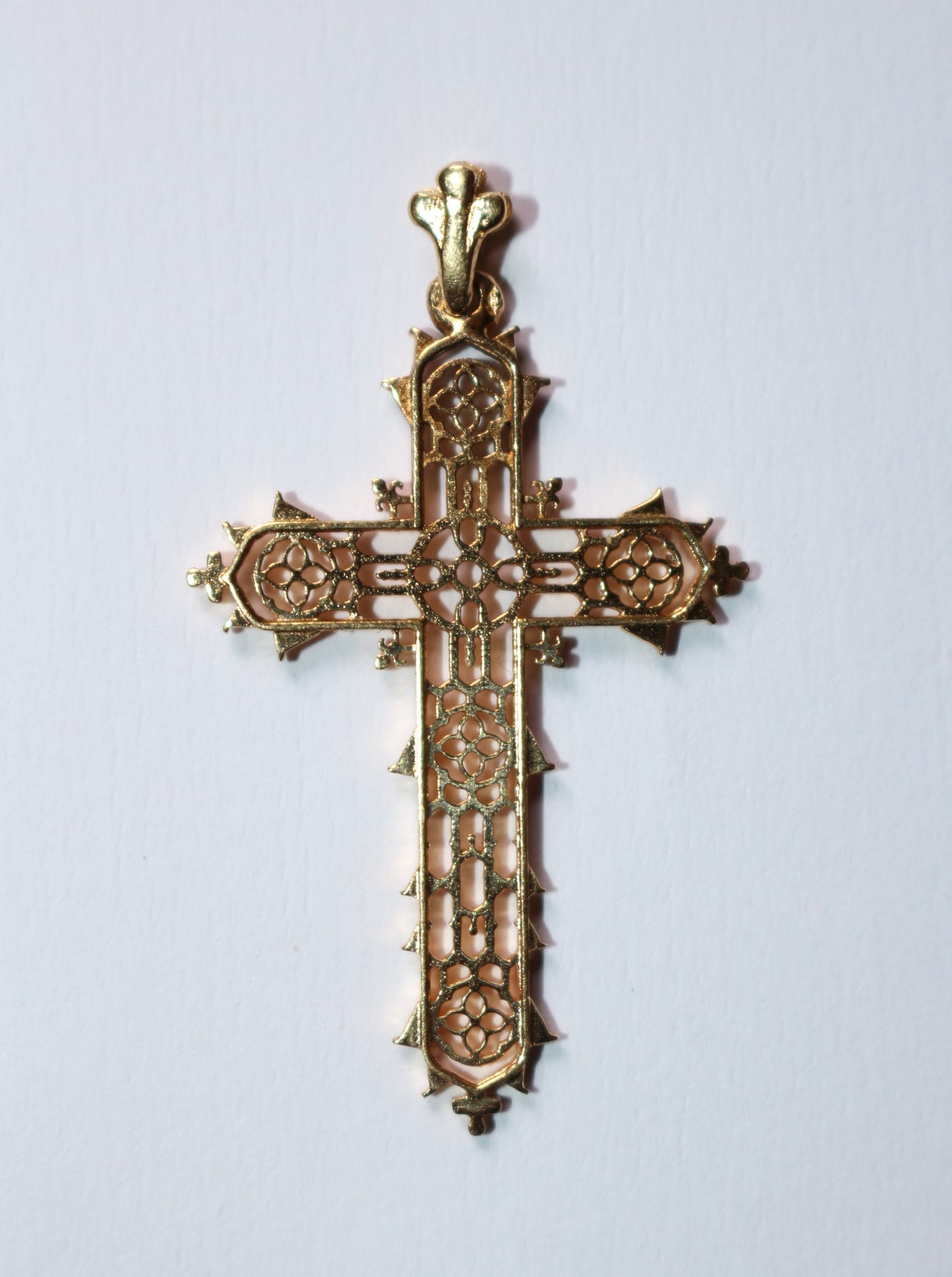 Croix religieuse en or jaune ajourée