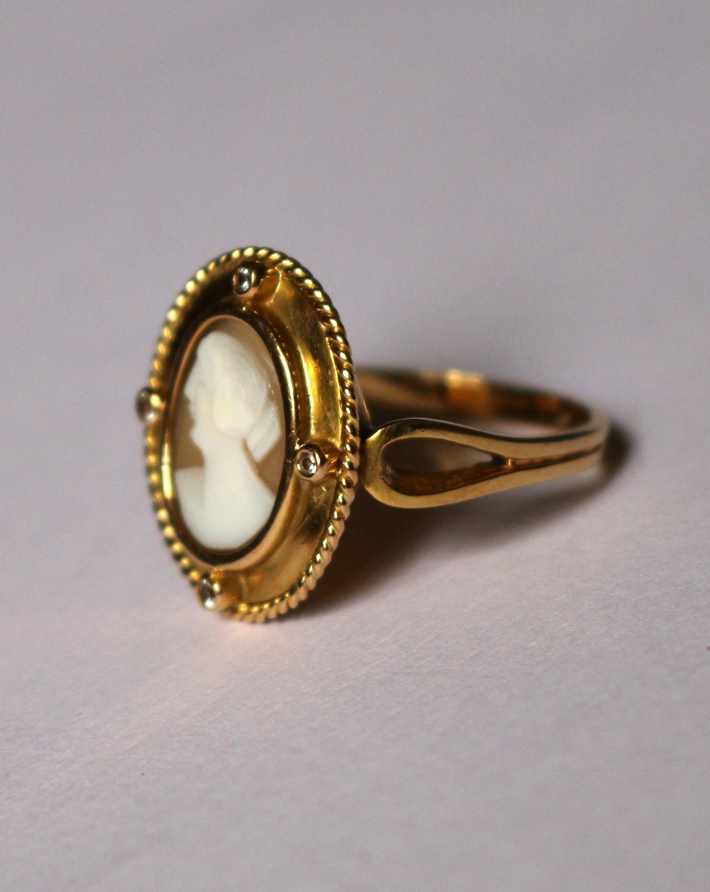 Bague ancienne camée coquille sur or jaune